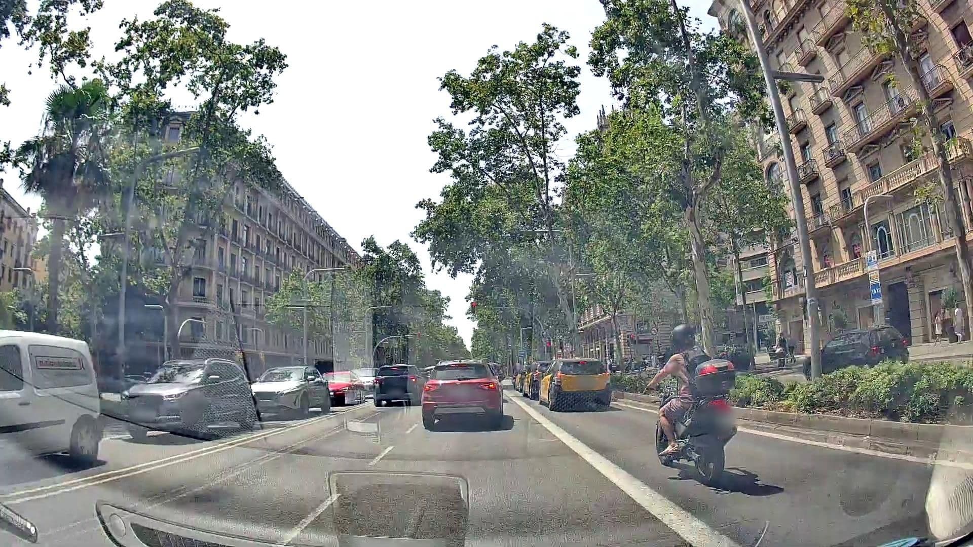 Street view near Hostal Tuset, l'Antiga Esquerra de l'Eixample — © m_esp_32 (CC BY-SA · Mapillary)