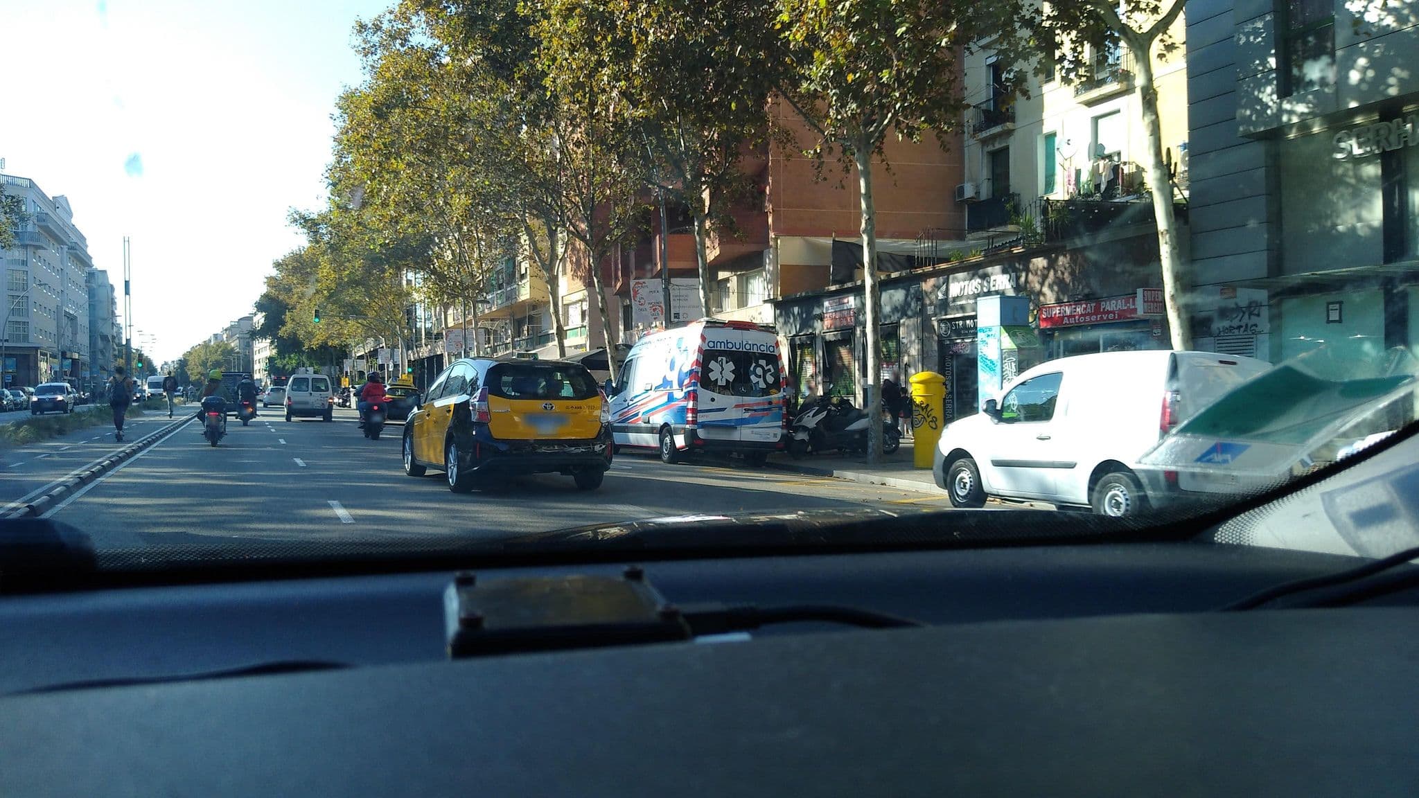 Street view near Hesperia del Port, Ciutat Vella — © rhum (CC BY-SA · Mapillary)