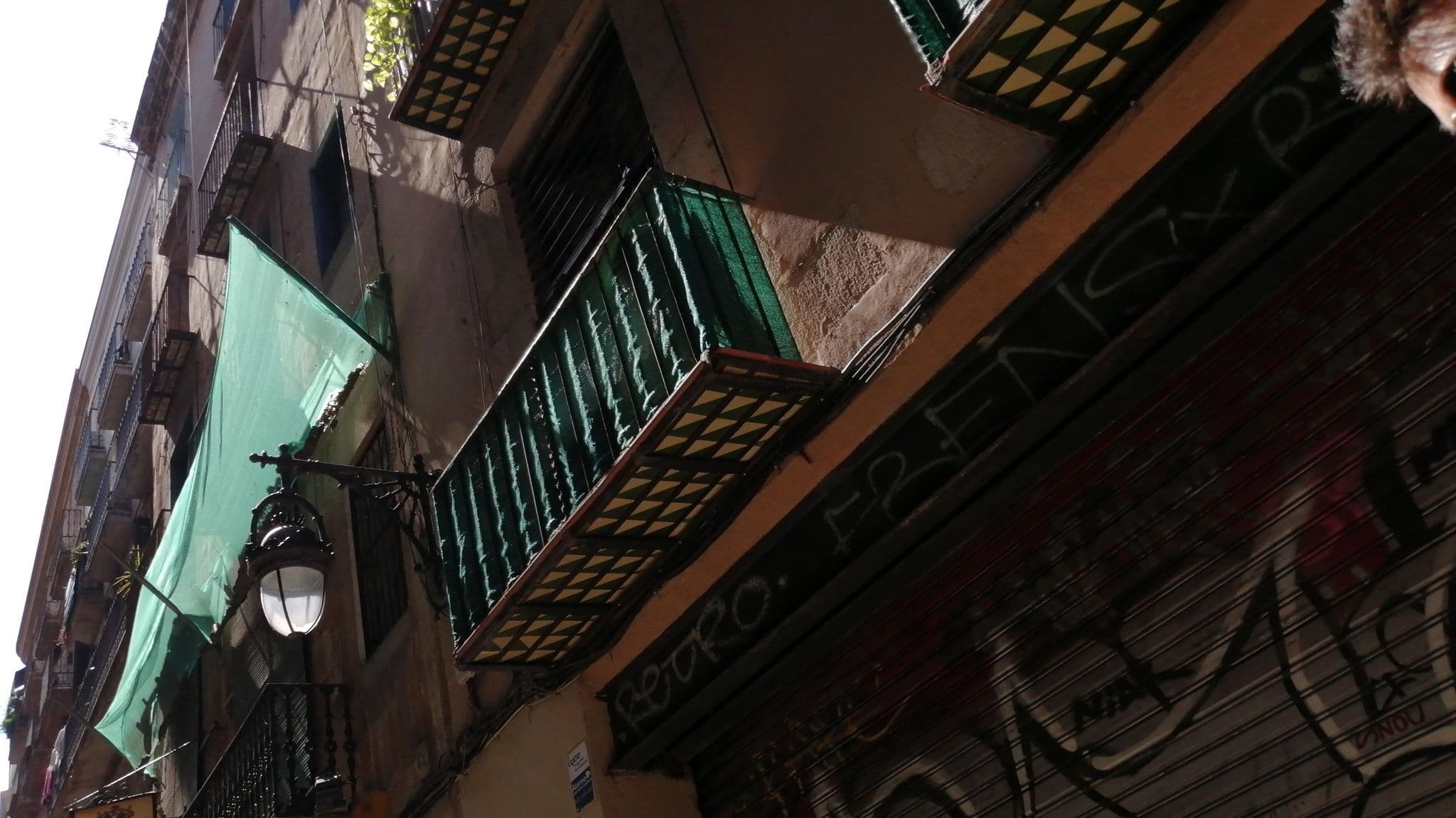 Street view near Ontbijt Peninsular, Ciutat Vella — © alememex (CC BY-SA · Mapillary)