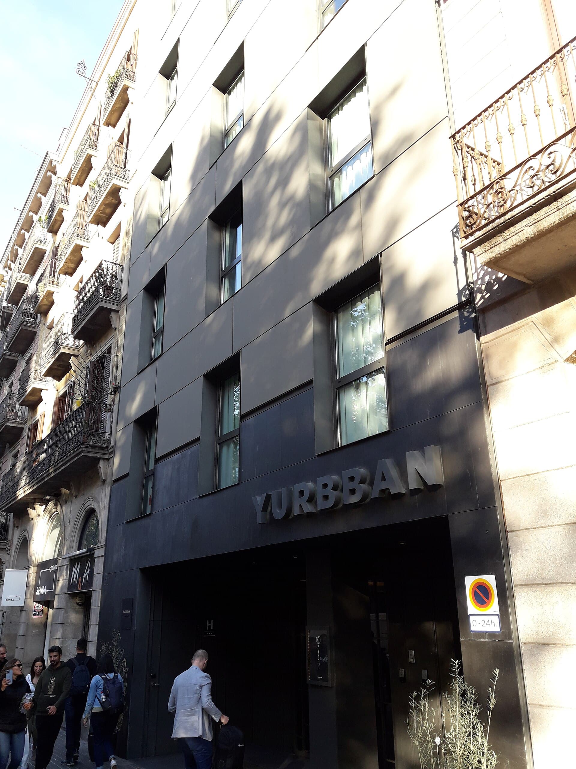 Yurbban Trafalgar Hotel (via Wikimedia Commons, CC BY-SA 3.0)