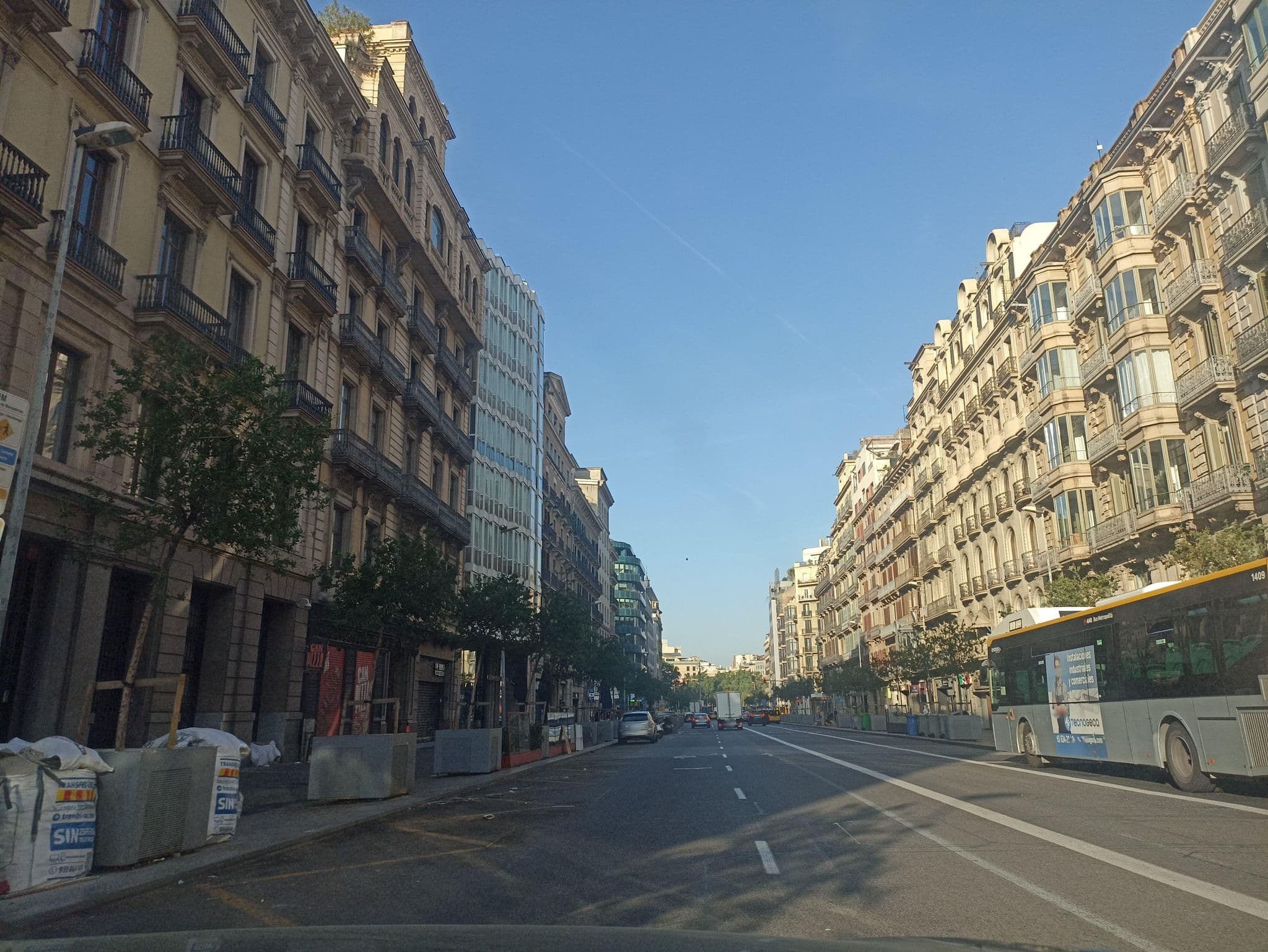 Street view near Hotel Genebra, Barcelona, Eixample — © toniserra (CC BY-SA · Mapillary)
