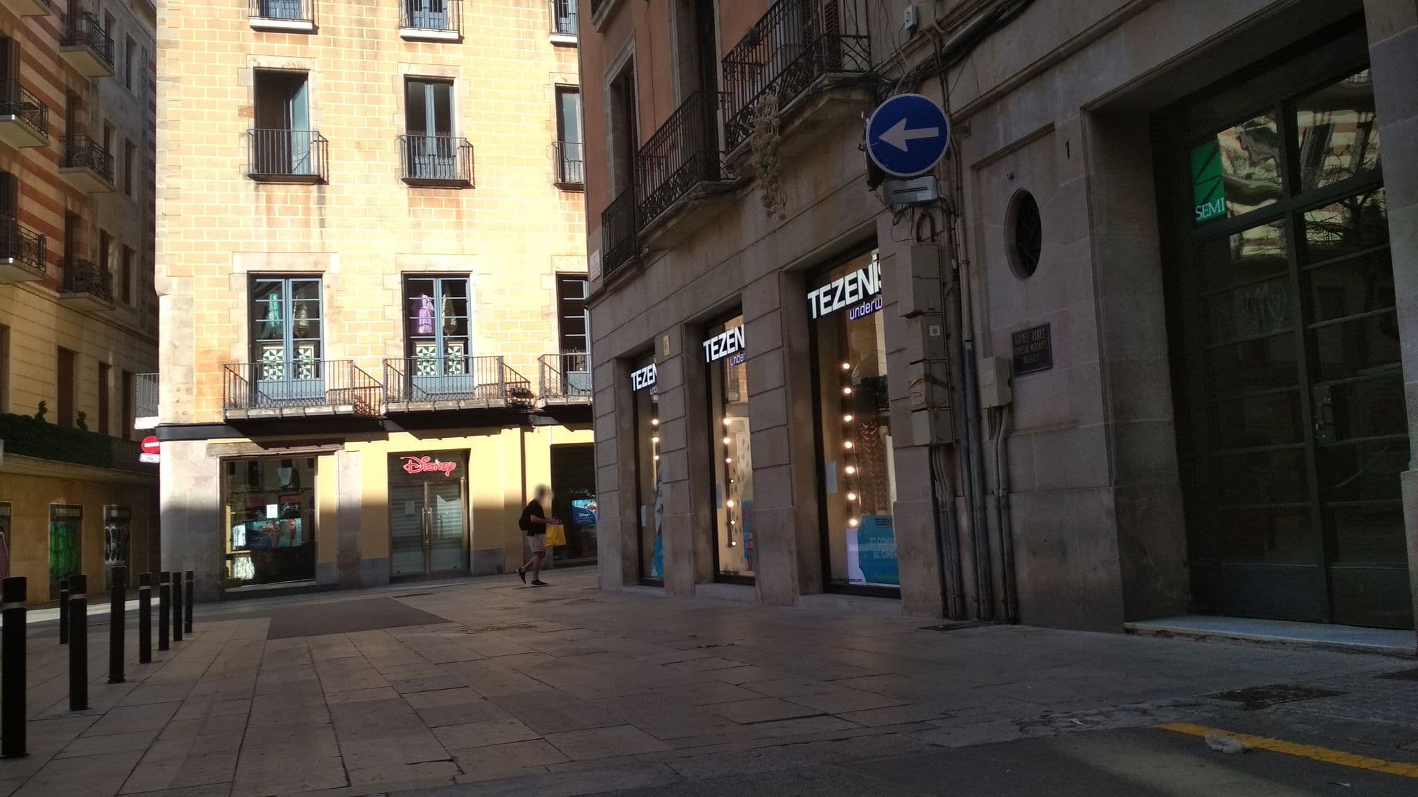 Street view near Pension Nevada, Barri Gòtic — © toniserra (CC BY-SA · Mapillary)