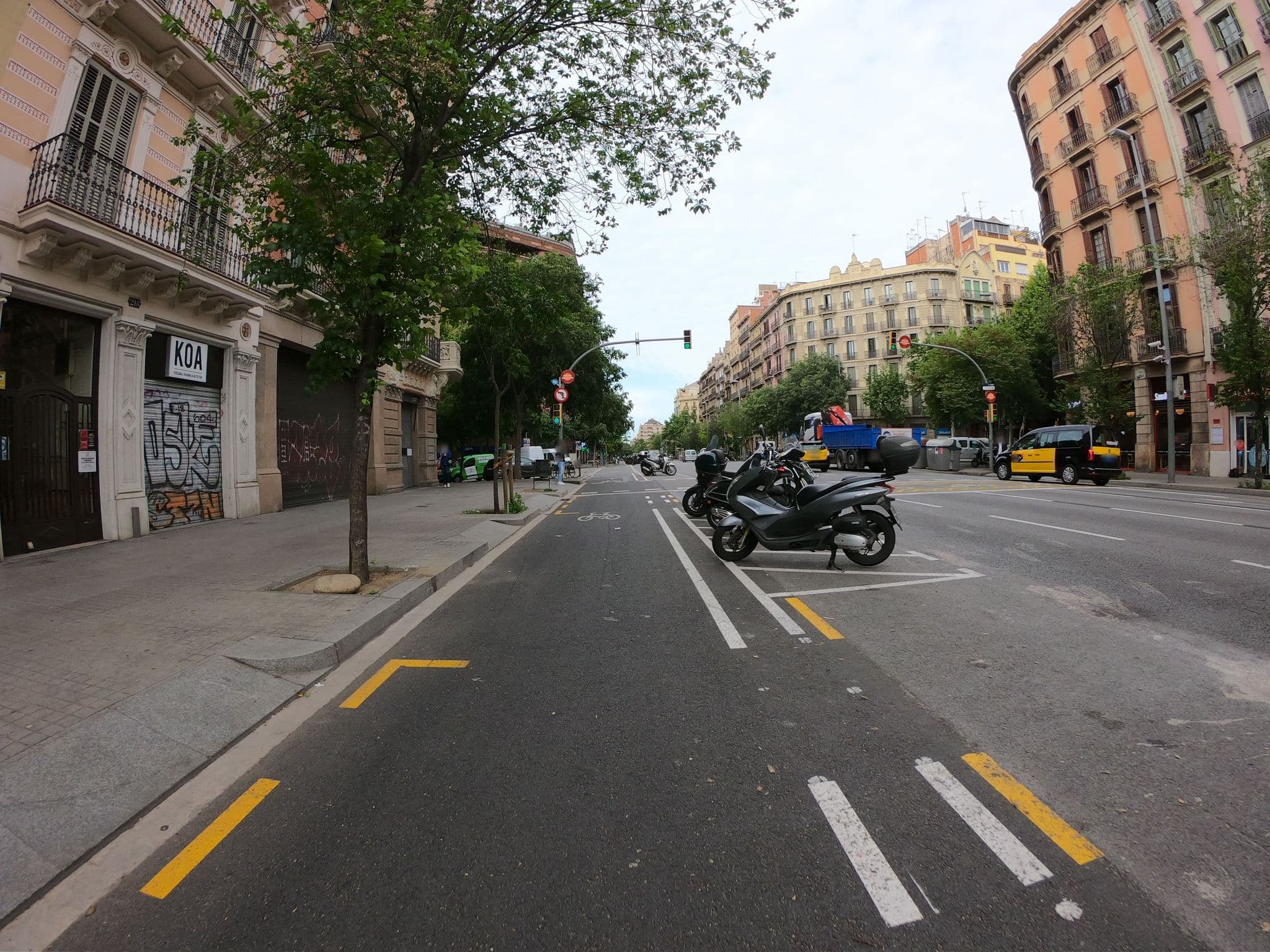 Street view near Tripledos, Barcelona — © rubencarbonero (CC BY-SA · Mapillary)