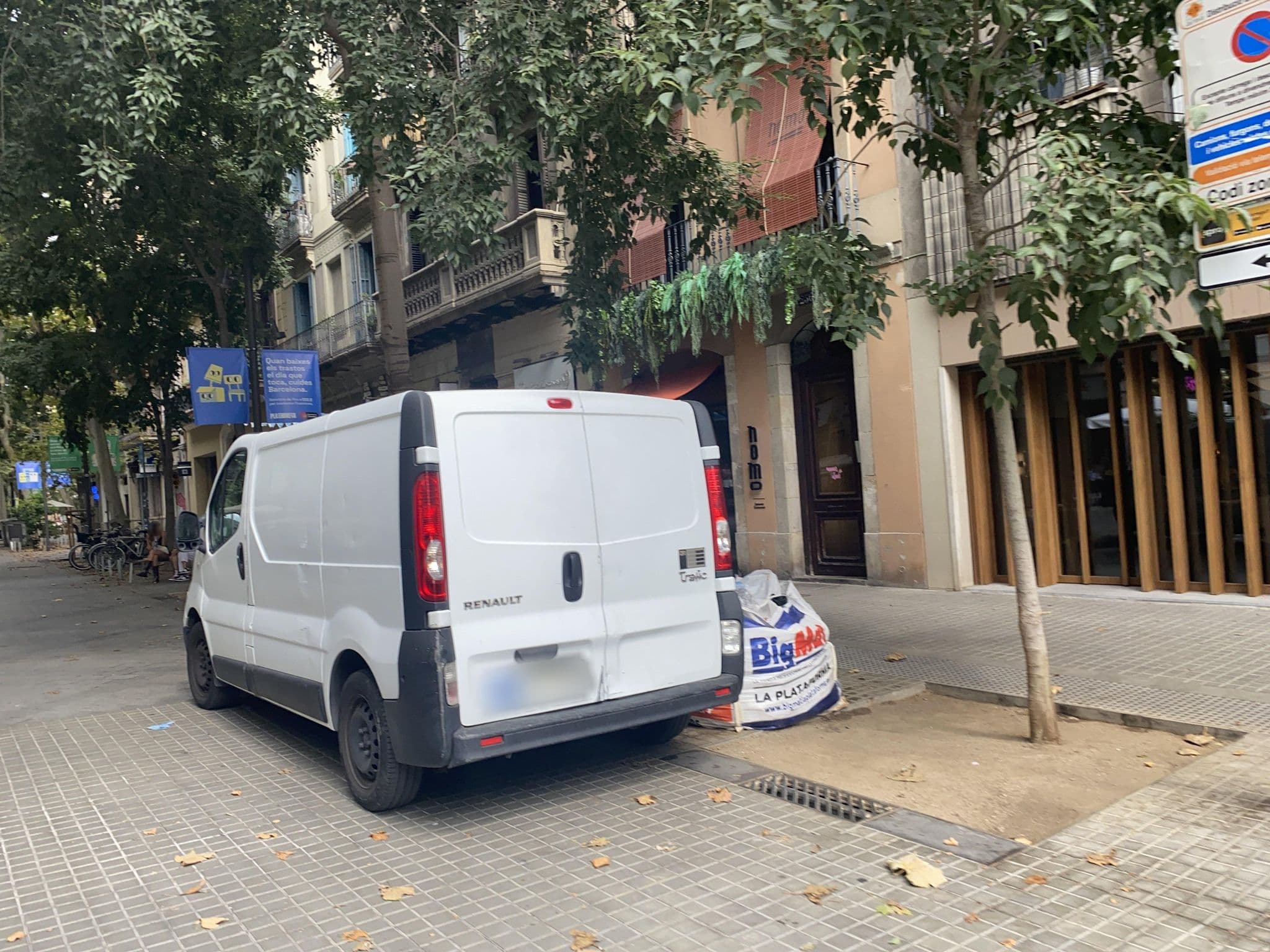 Street view near Morlan BCN Apartment, Eixample — © cyclestreets (CC BY-SA · Mapillary)