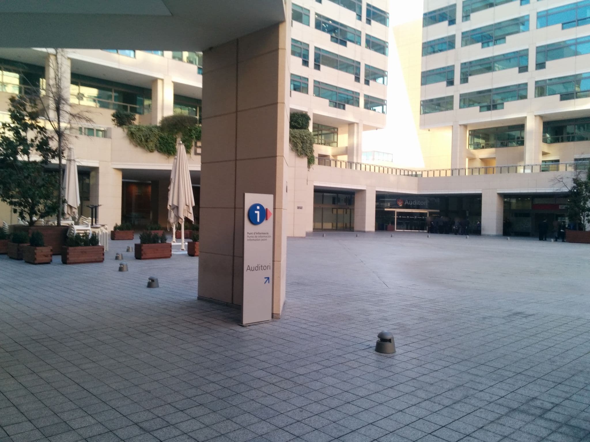 Street view near The Sea Garden, la Barceloneta — © paulinus (CC BY-SA · Mapillary)