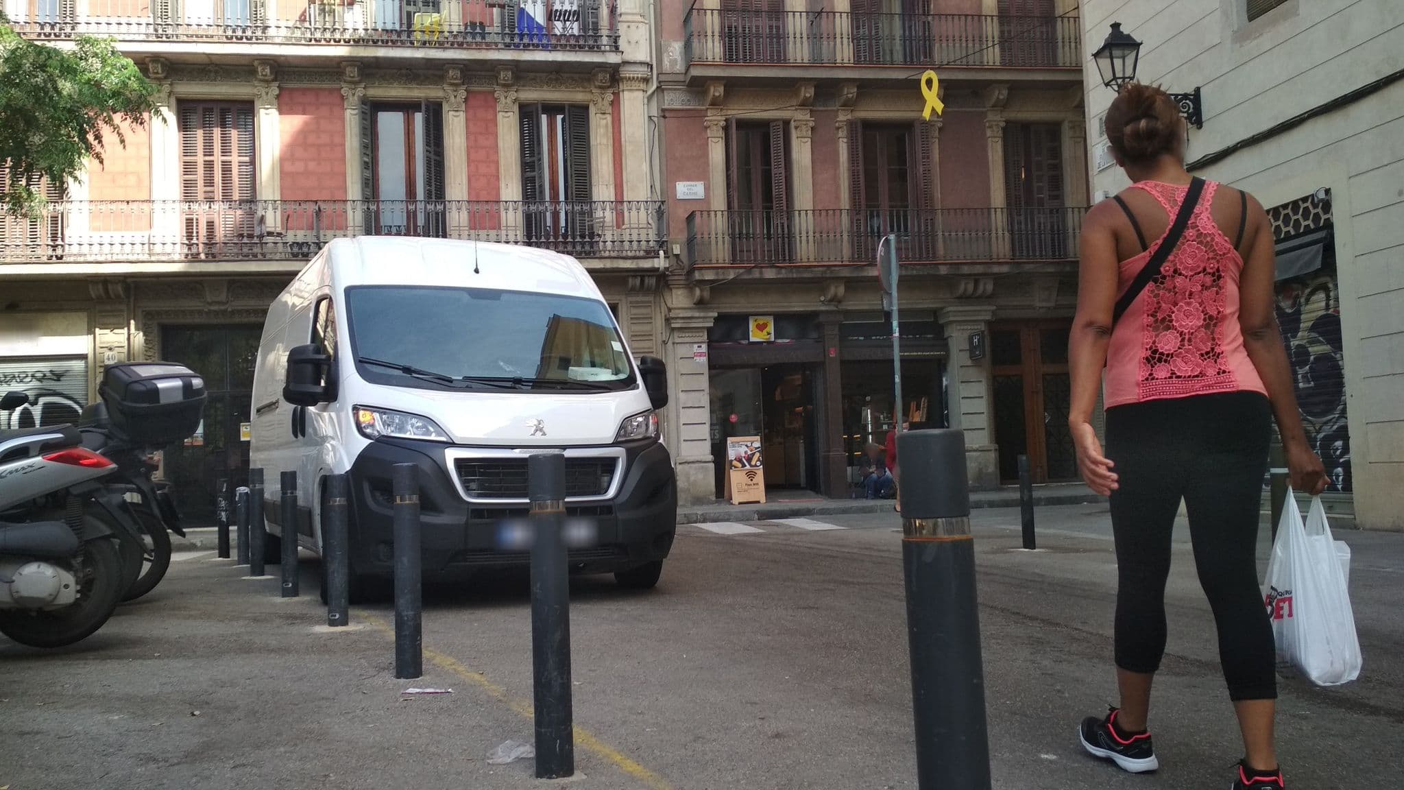 Street view near Hostal Iznajar Barcelona, el Raval — © toniserra (CC BY-SA · Mapillary)
