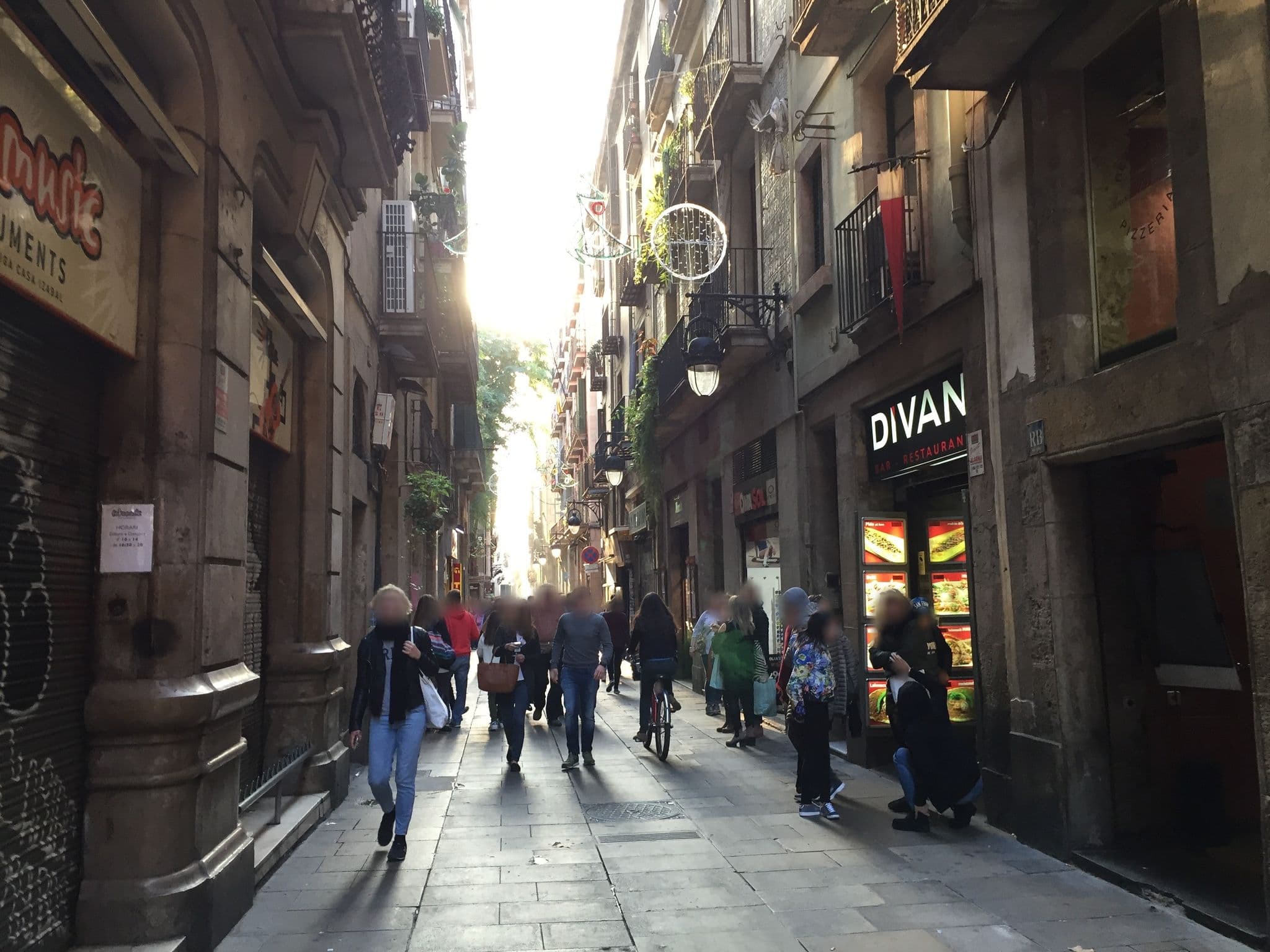 Street view near Surfer Paradise, el Raval — © richlv (CC BY-SA · Mapillary)