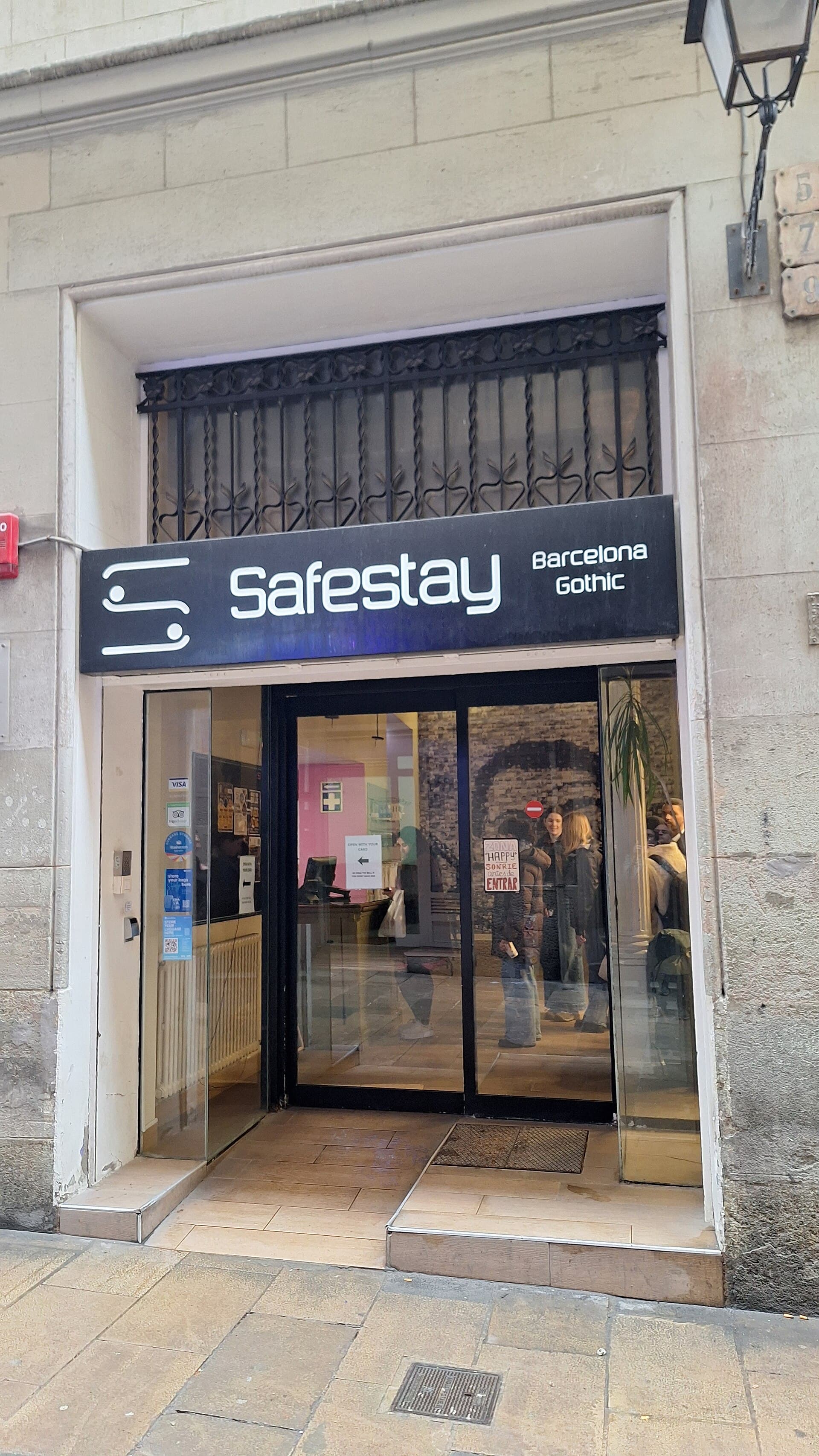 Safestay Barcelona Gothic (via Wikimedia Commons, CC BY-SA 3.0)