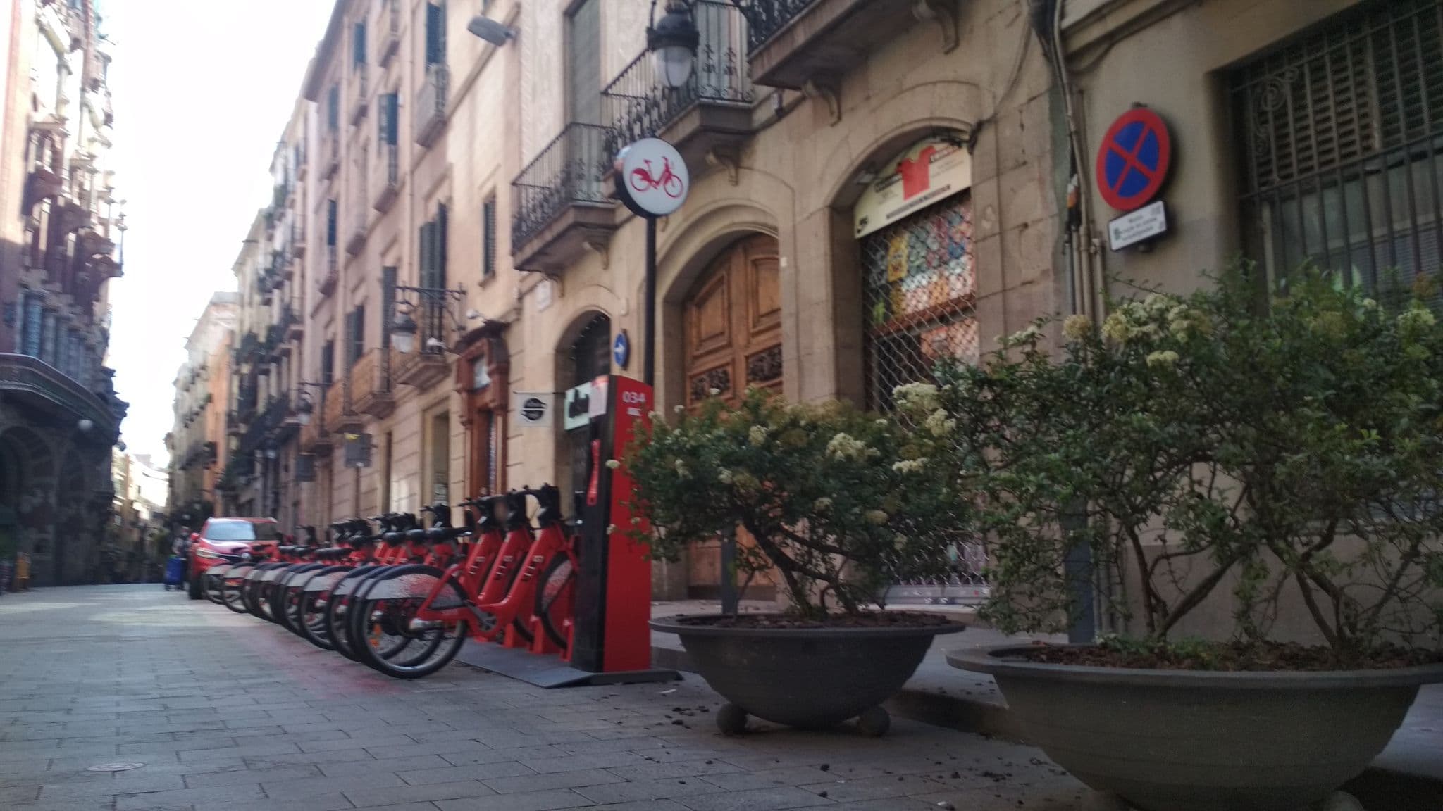 Street view near Pensió 2000, Barri Gòtic — © toniserra (CC BY-SA · Mapillary)
