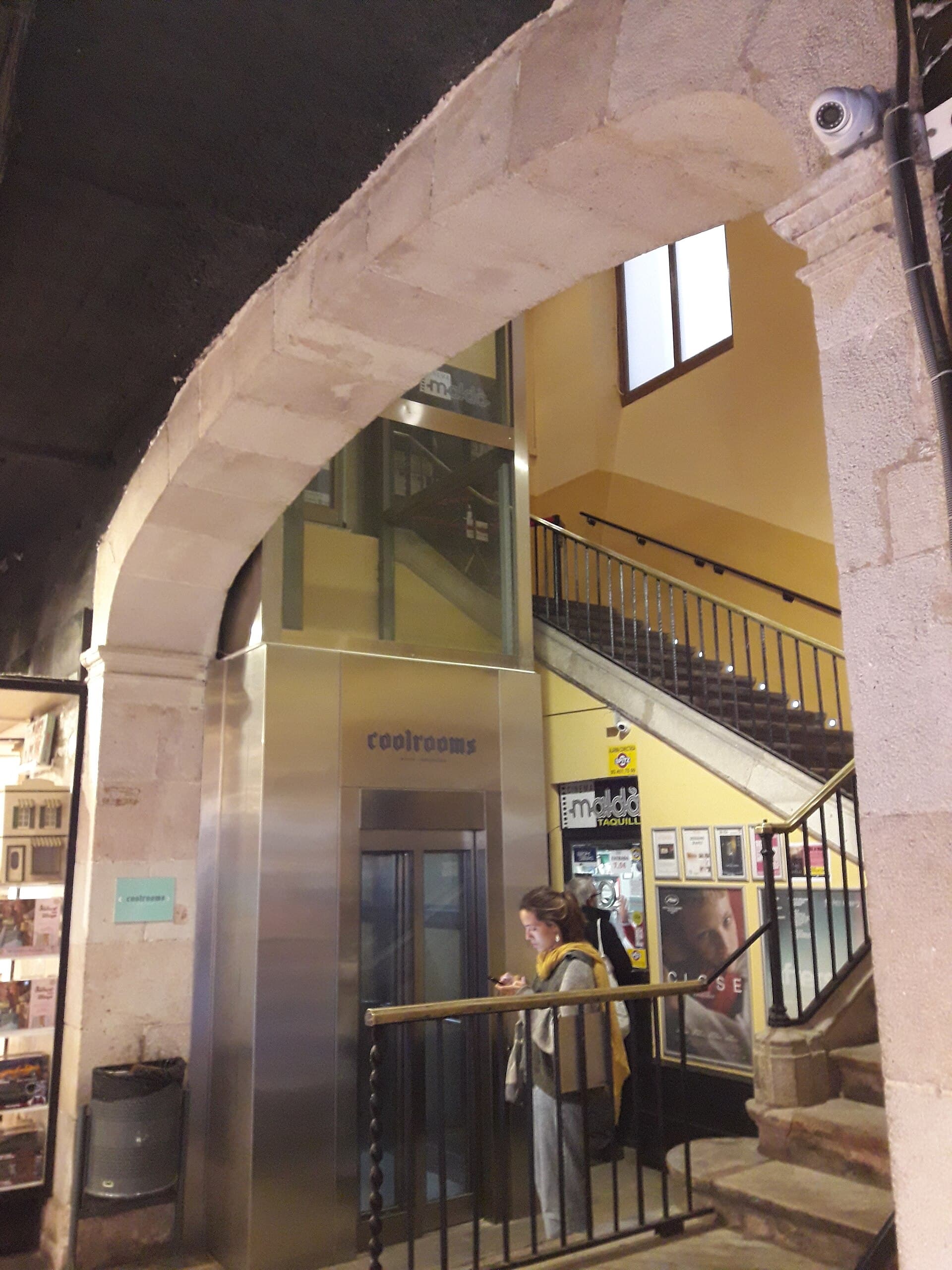 CoolRooms Maldà (via Wikimedia Commons, CC BY-SA 3.0)