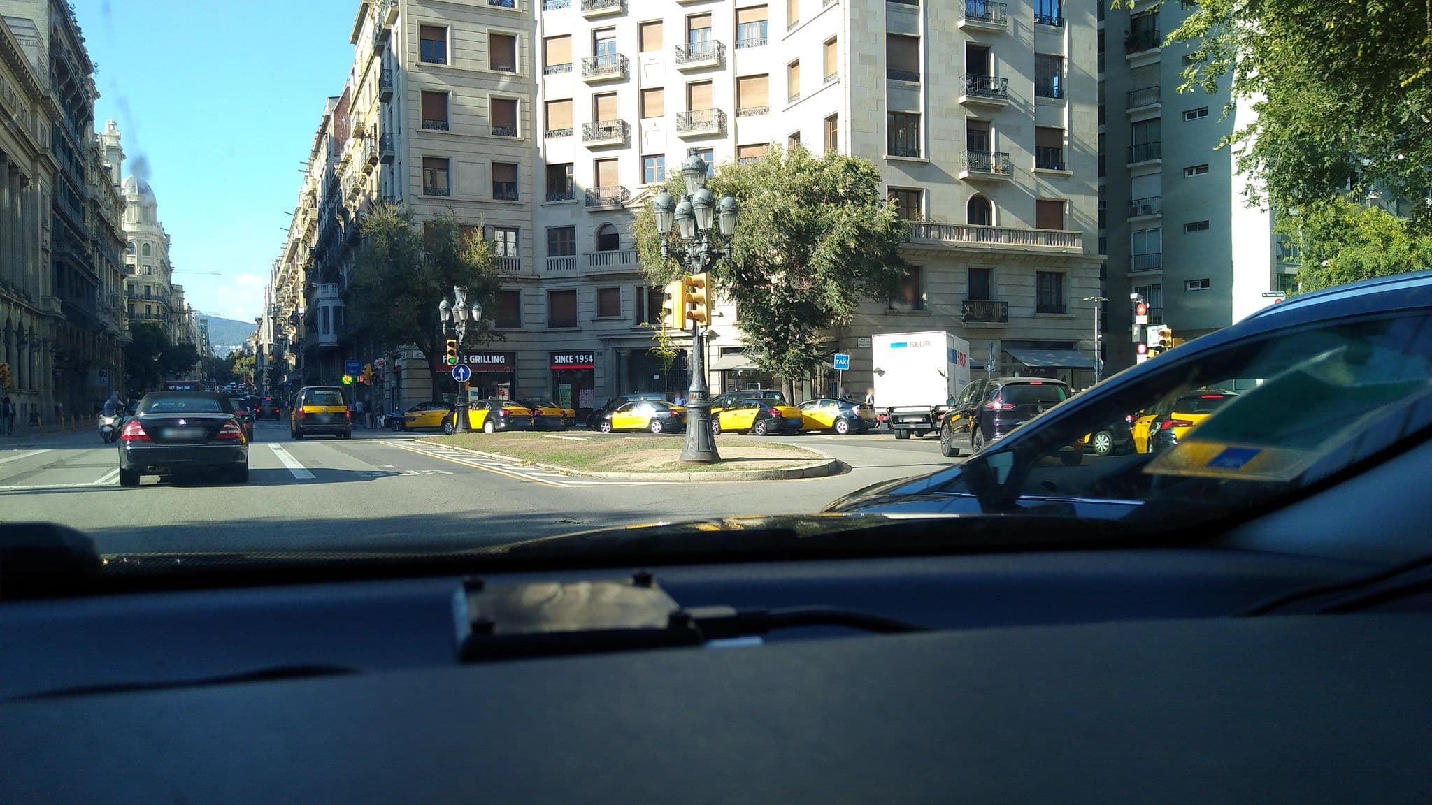 Street view near Mallorca, Barri Gòtic — © rhum (CC BY-SA · Mapillary)