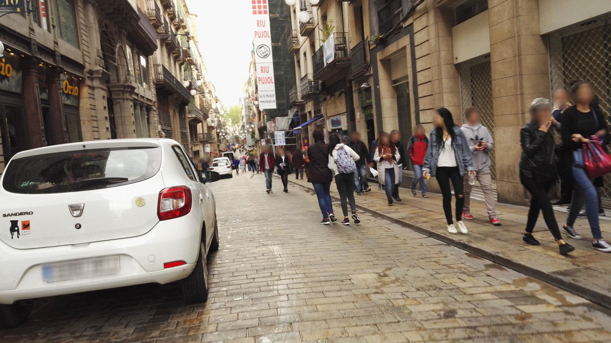 Street view near Pensión Sant Domenec, Barri Gòtic — © marcuscalabresus (CC BY-SA · Mapillary)