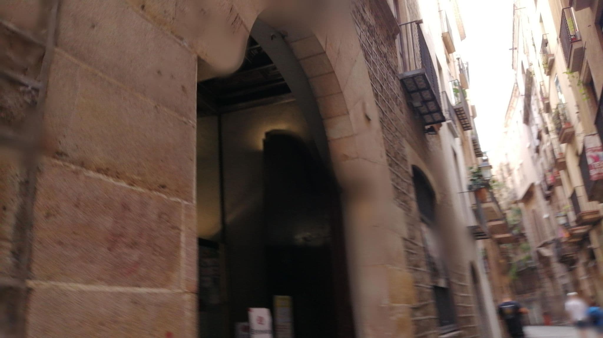 Street view near Hotel Colon 433 Nolu Oda, Barri Gòtic — © alememex (CC BY-SA · Mapillary)