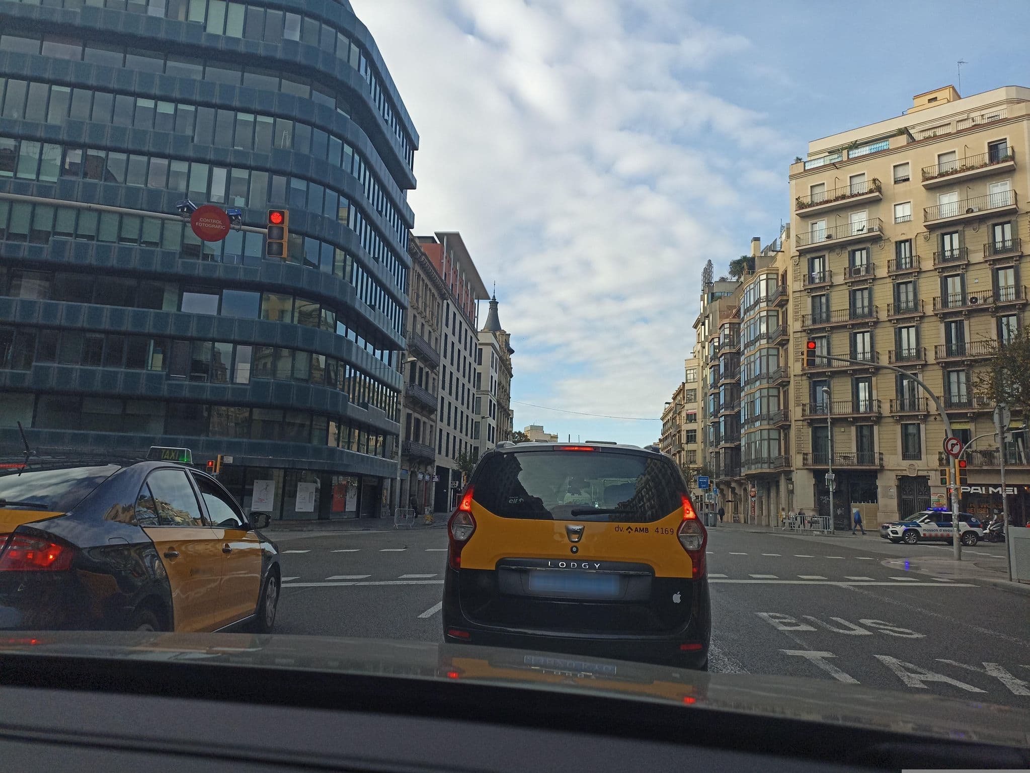 Street view near Ons Mooie Dakteras, Eixample — © toniserra (CC BY-SA · Mapillary)