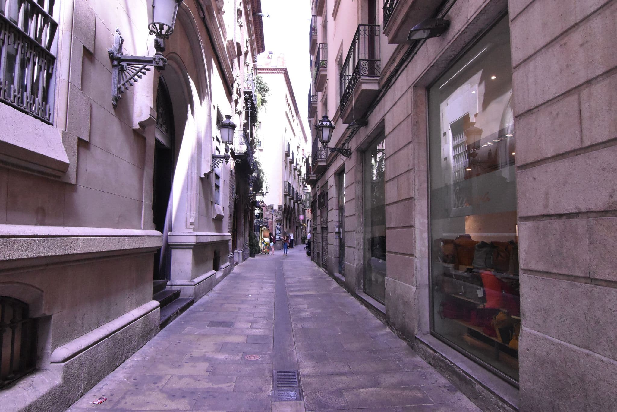 Street view near Inspired Apartments, Barri Gòtic — © andrewsnow (CC BY-SA · Mapillary)