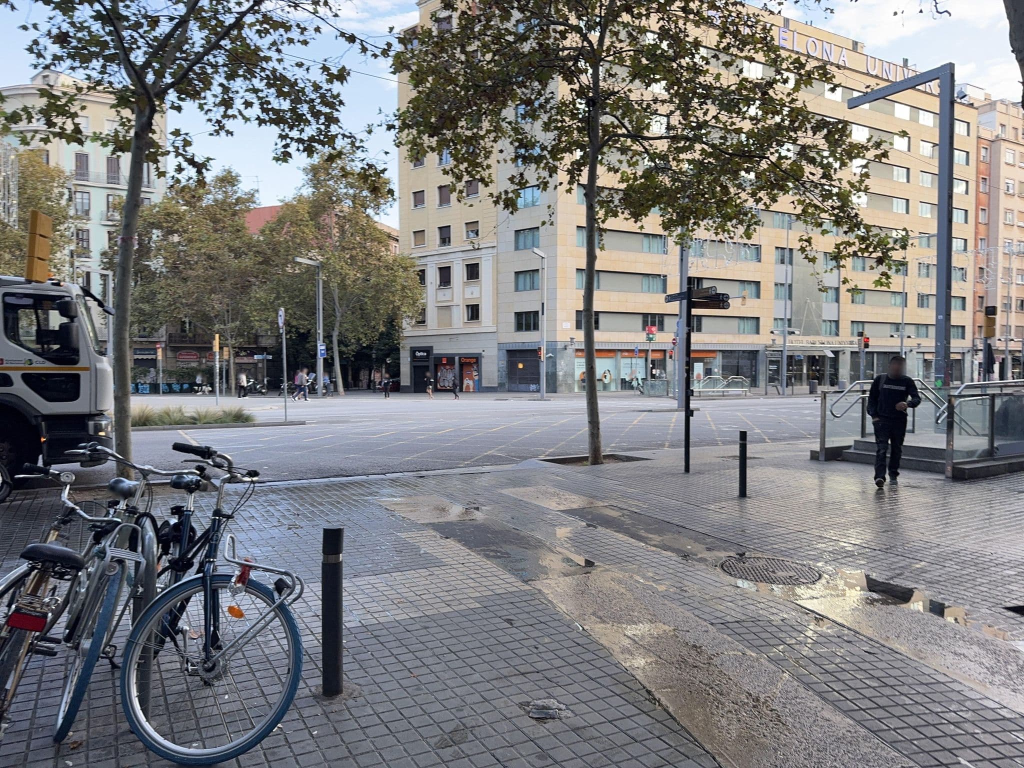Street view near AB Paral·lel Spacious Apartments, Poble Sec — © kino (CC BY-SA · Mapillary)