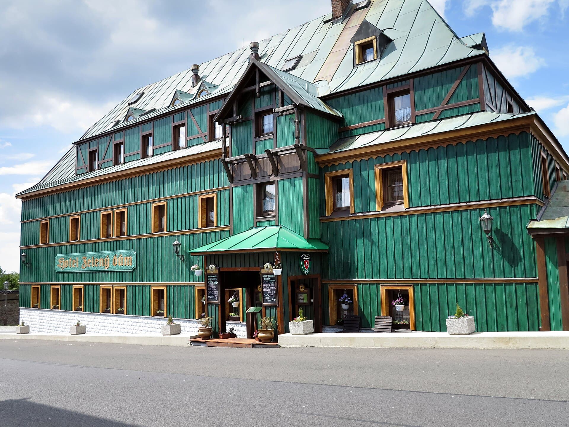 Hotel Zelený Dům (via Wikimedia Commons, CC BY-SA 3.0 at)
