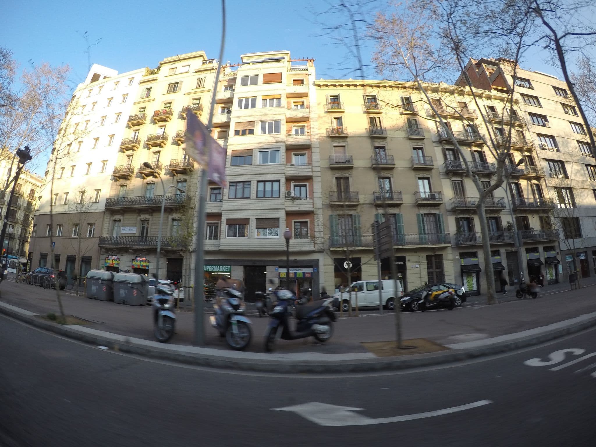 Street view near ペンシオン チキート, Eixample — © ccossio (CC BY-SA · Mapillary)
