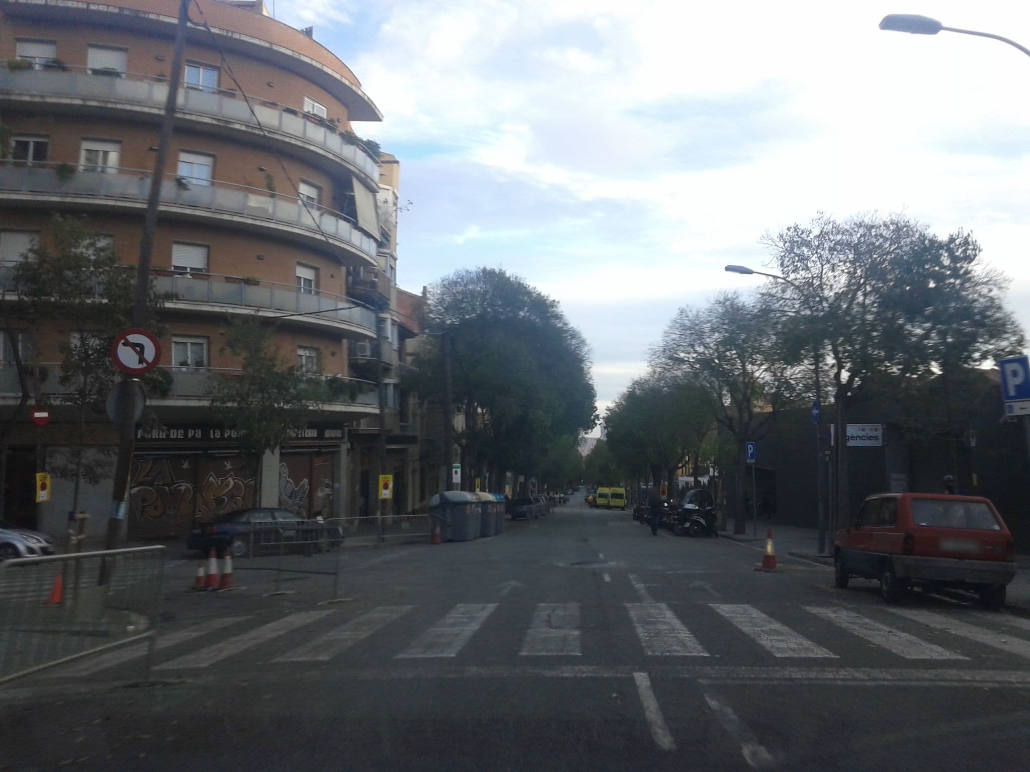Street view near El Tancat de Codorniu., el Guinardó — © yopaseopor (CC BY-SA · Mapillary)