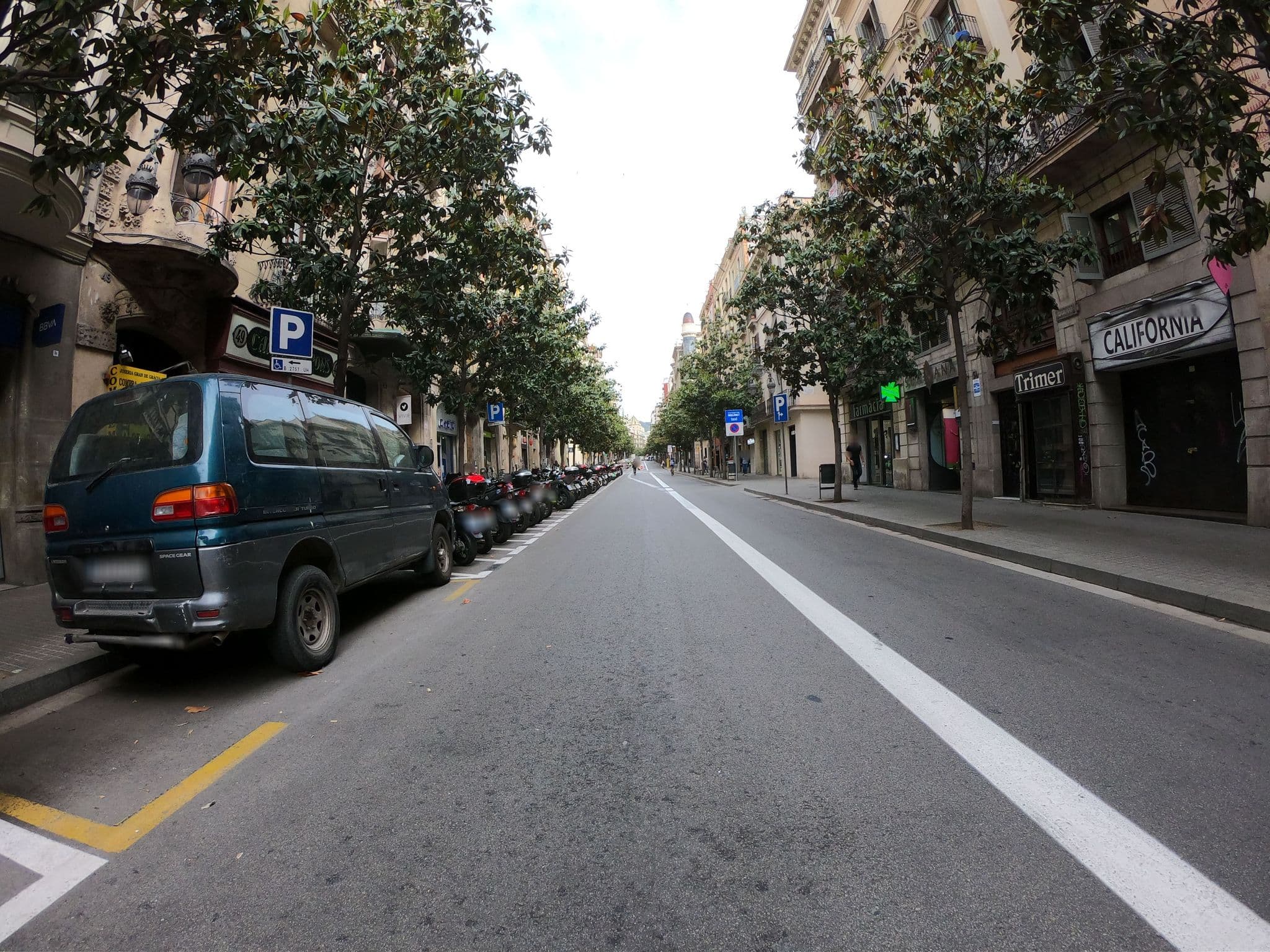 Street view near Hostal Royal Manzanares, Gràcia — © rubencarbonero (CC BY-SA · Mapillary)