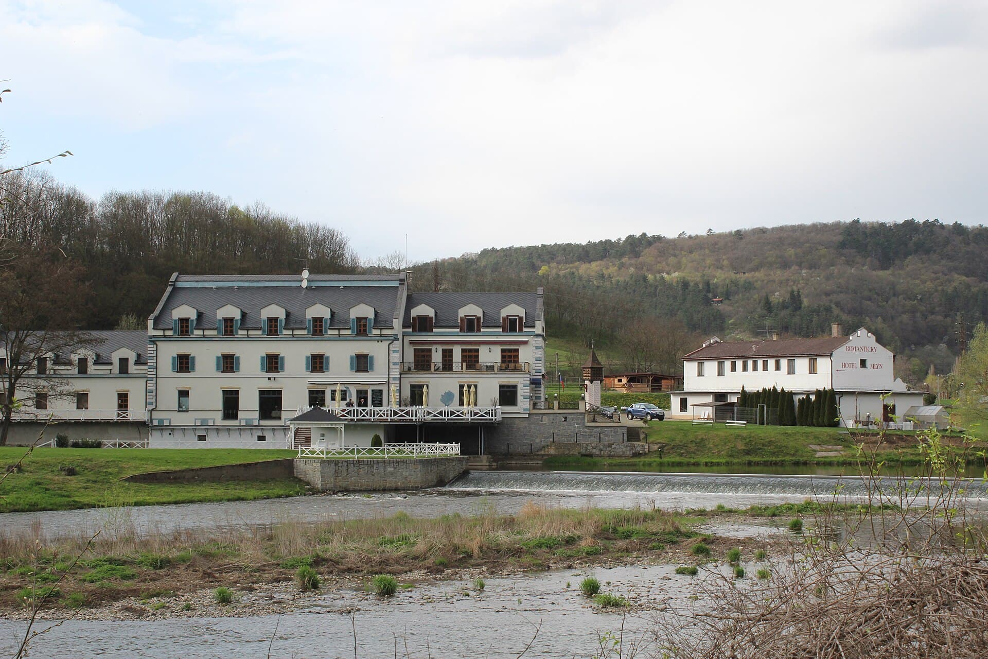 Romantický Hotel Mlýn Karlštejn (via Wikimedia Commons, CC BY-SA 4.0)
