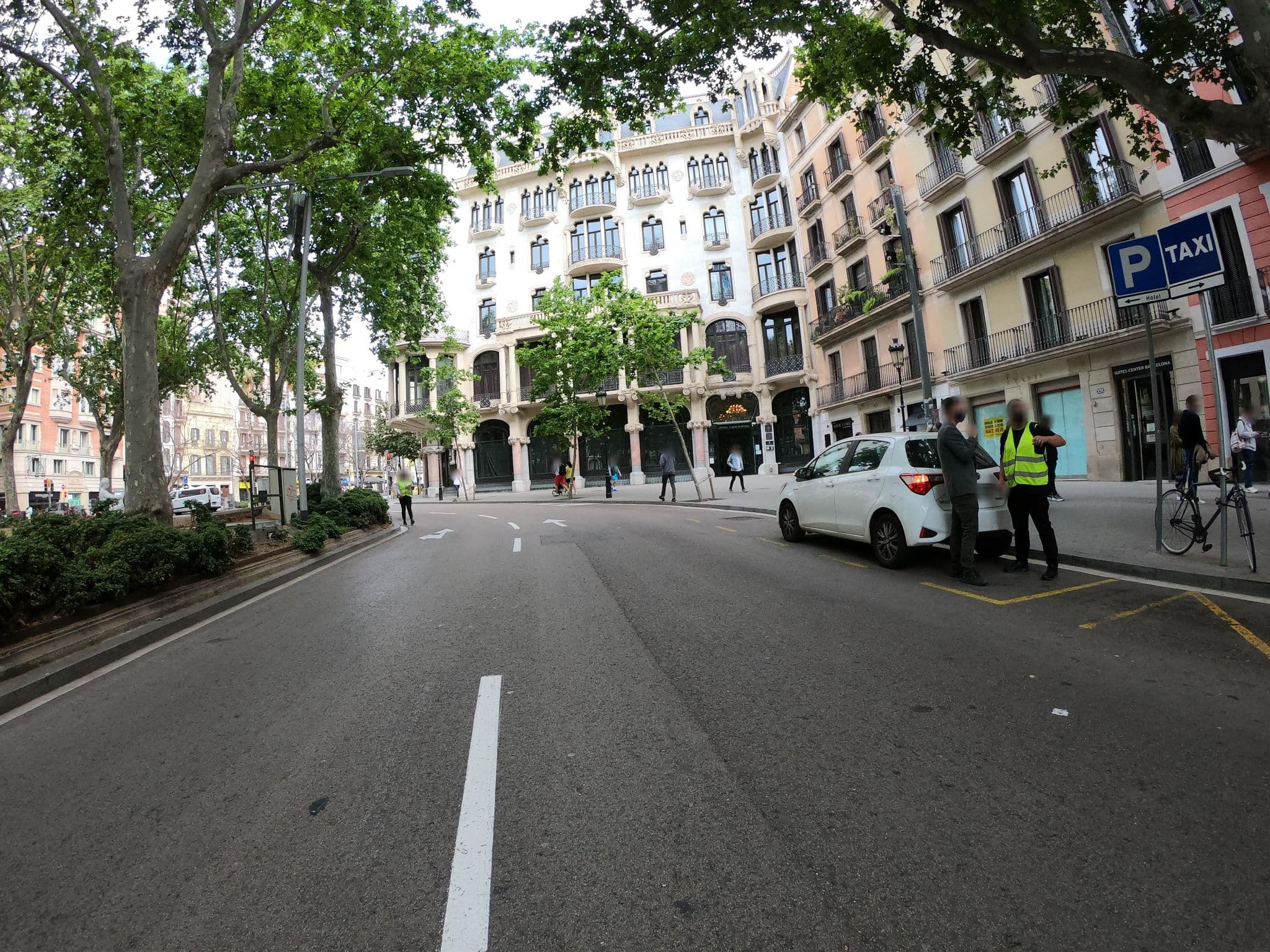 Street view near Izaka Apartments, Gràcia — © rubencarbonero (CC BY-SA · Mapillary)