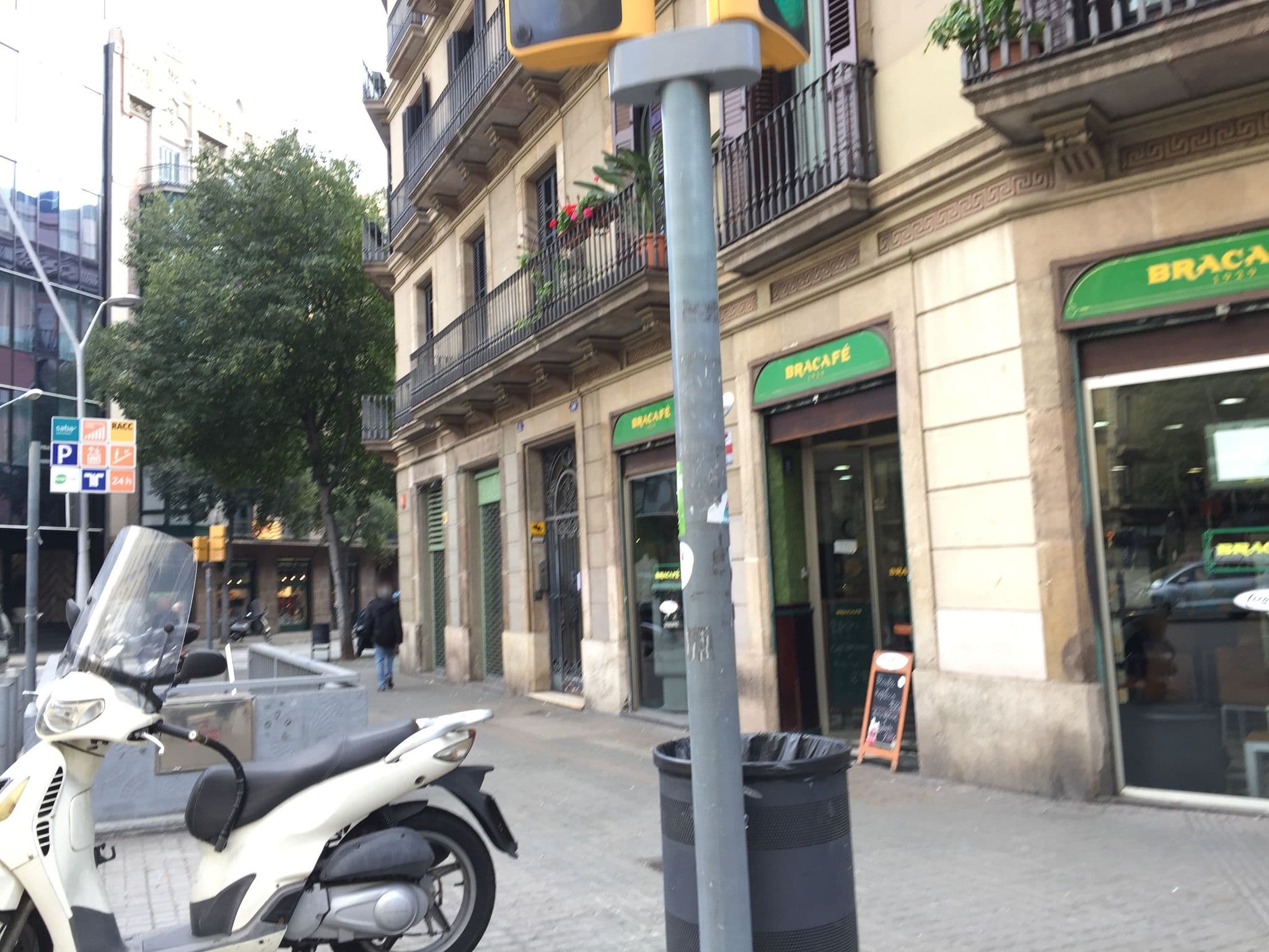 Street view near Violeta Boutique, Dreta de l'Eixample — © richlv (CC BY-SA · Mapillary)
