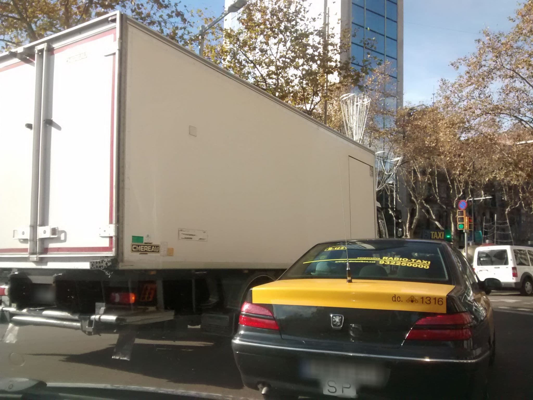 Street view near Nikbor #406, Gràcia — © erielkhan (CC BY-SA · Mapillary)