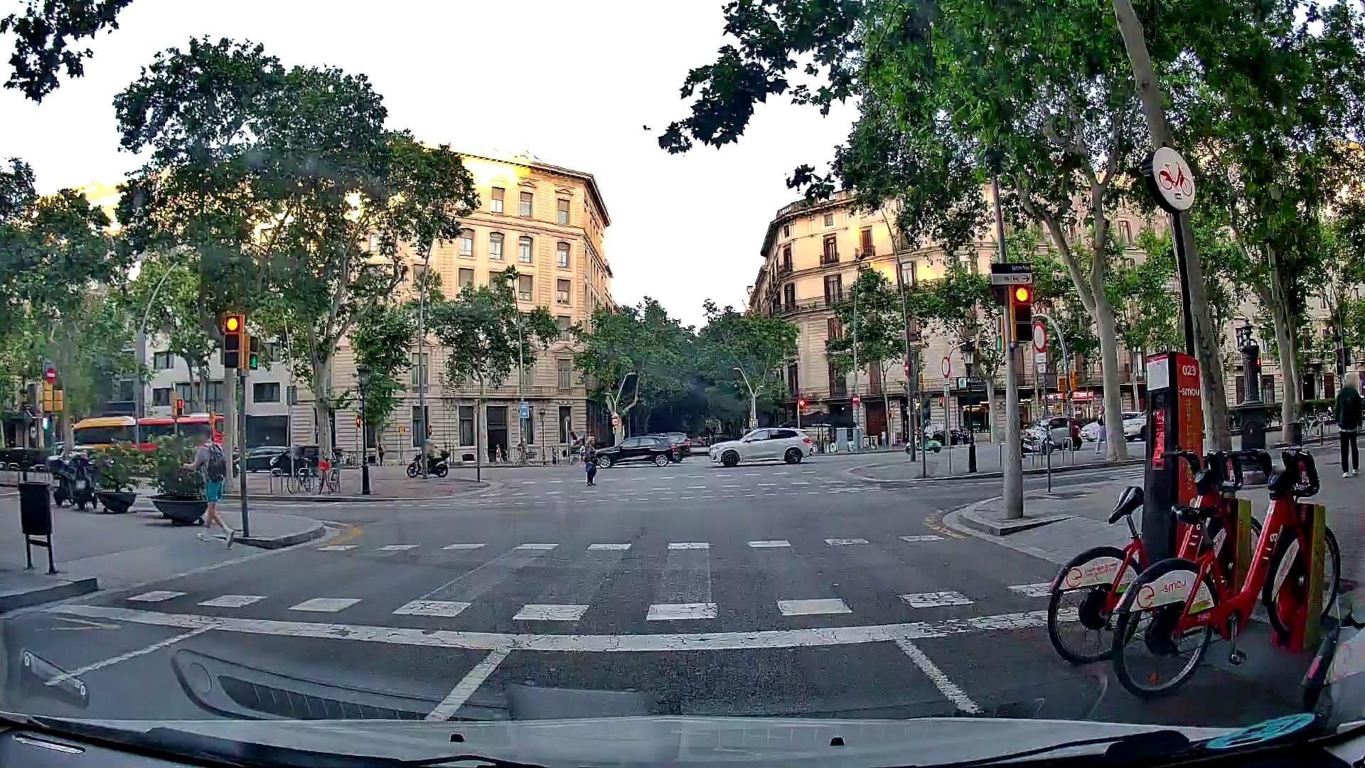 Street view near Silken Gran Havana Barcelona, Dreta de l'Eixample — © m_esp_32 (CC BY-SA · Mapillary)