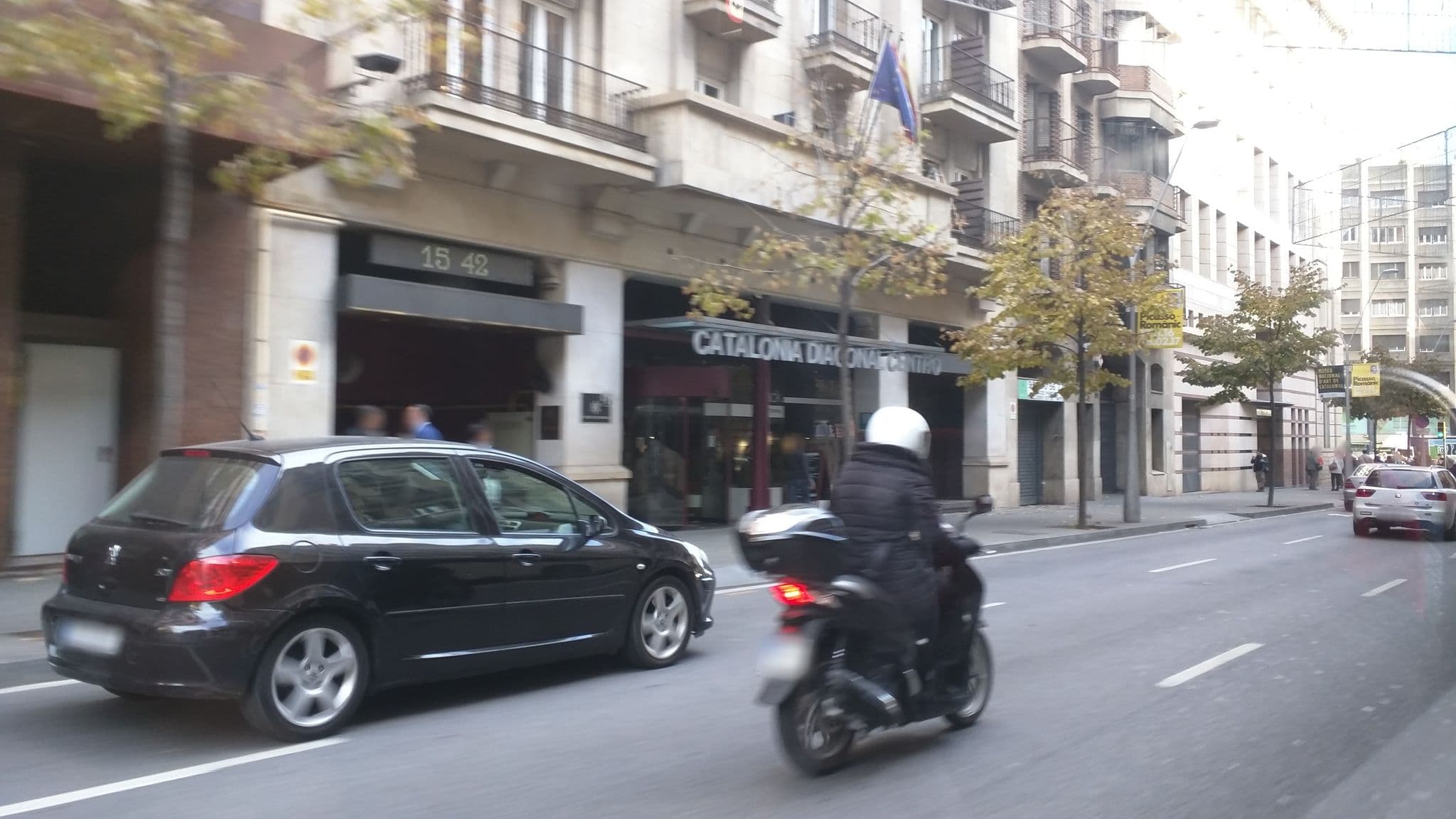 Street view near Zwembad Hotel Catalonia Diagonale Centro, l'Antiga Esquerra de l'Eixample — © gcq (CC BY-SA · Mapillary)