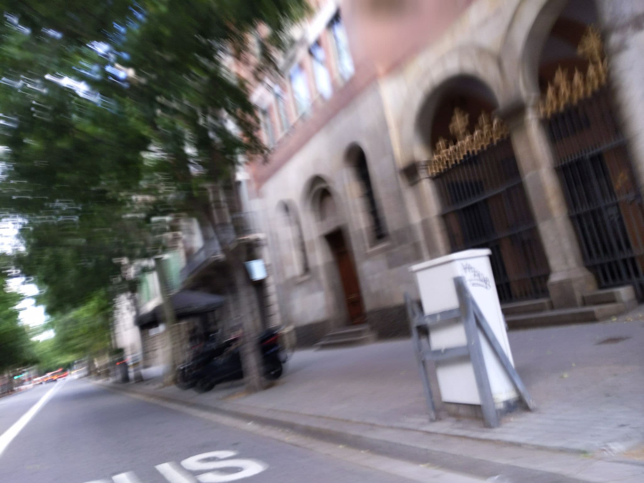 Street view near 포토윙크 아지트, Eixample — © morrocoyvolador (CC BY-SA · Mapillary)