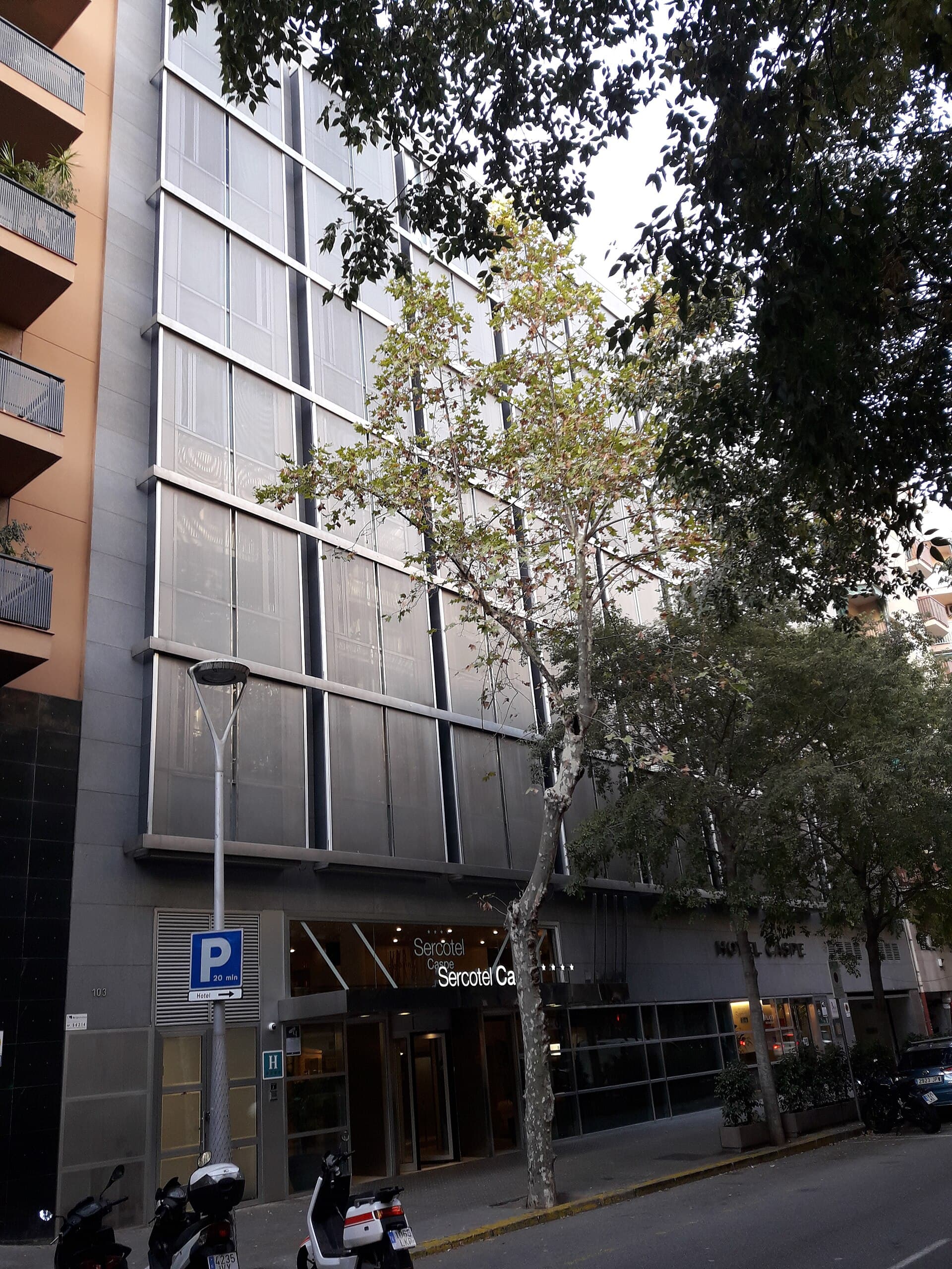 Ayre Hotel Caspe (via Wikimedia Commons, CC BY-SA 3.0)