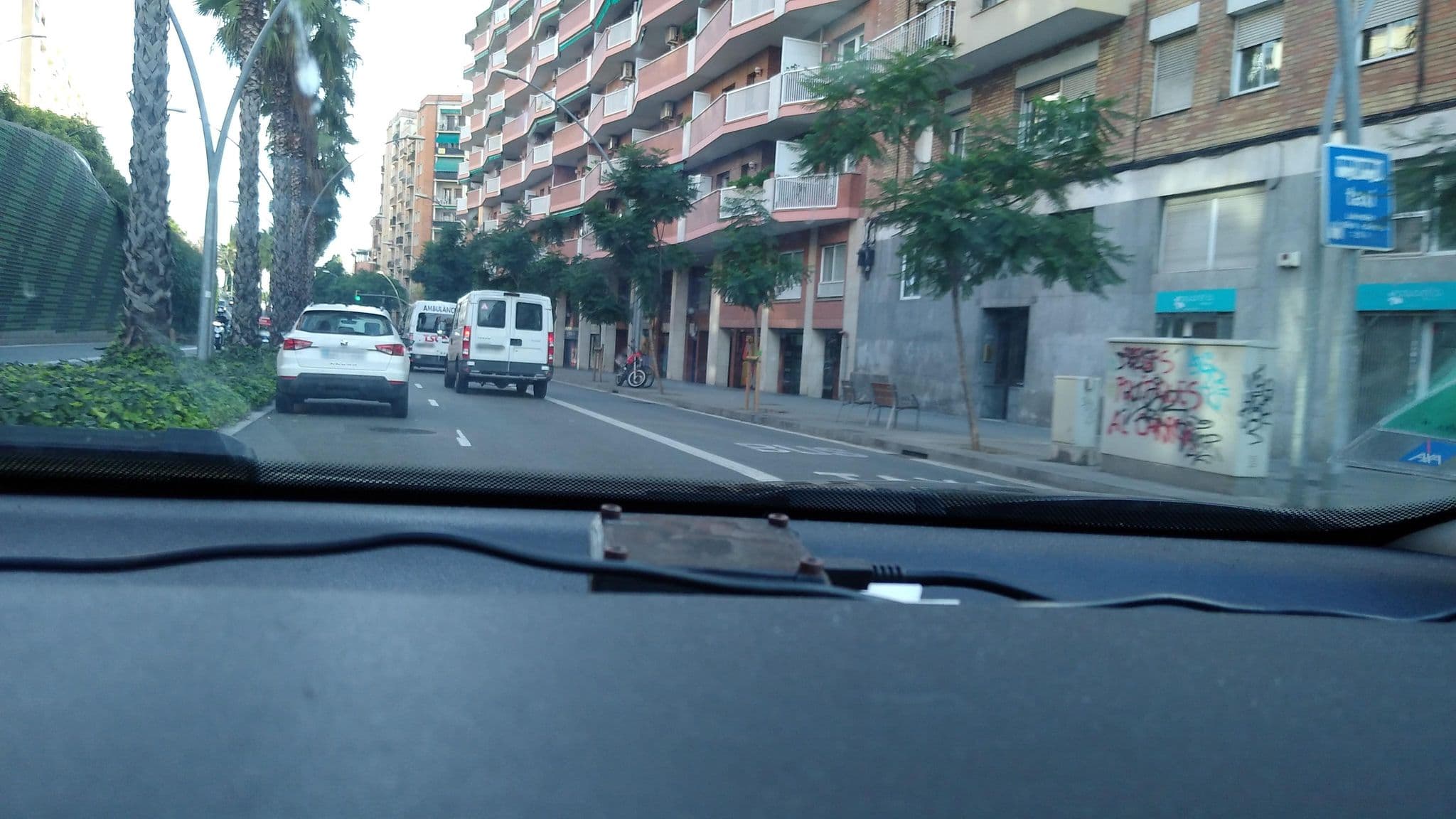 Street view near 이모네 민박, el Baix Guinardó — © rhum (CC BY-SA · Mapillary)