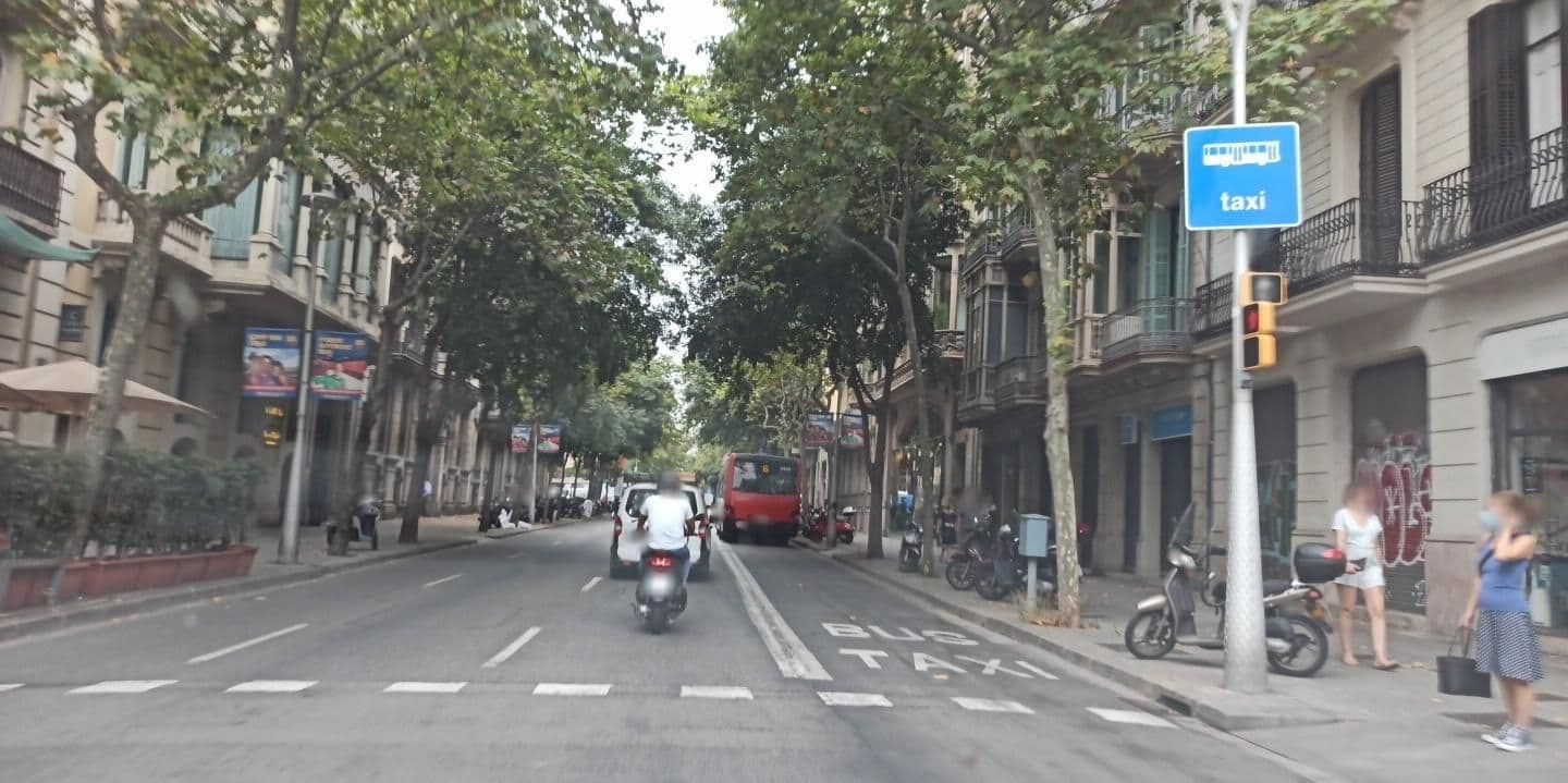 Street view near Hostal Que Tal, Dreta de l'Eixample — © yopaseopor (CC BY-SA · Mapillary)