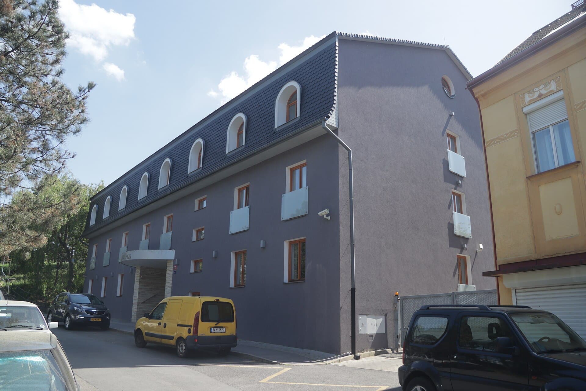 Hotel Herrmes (via Wikimedia Commons, CC BY-SA 4.0)