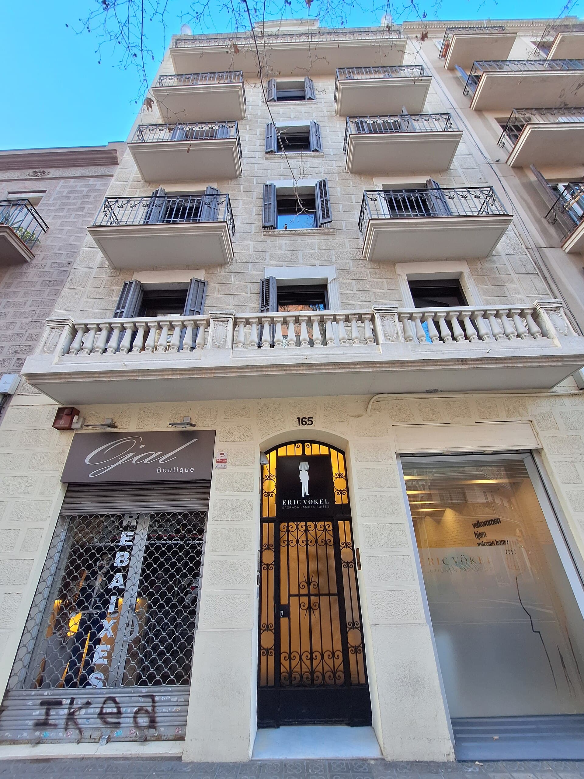 Eric Vökel Boutique Apartments - Sagrada Familia Suites (via Wikimedia Commons, CC BY-SA 3.0)