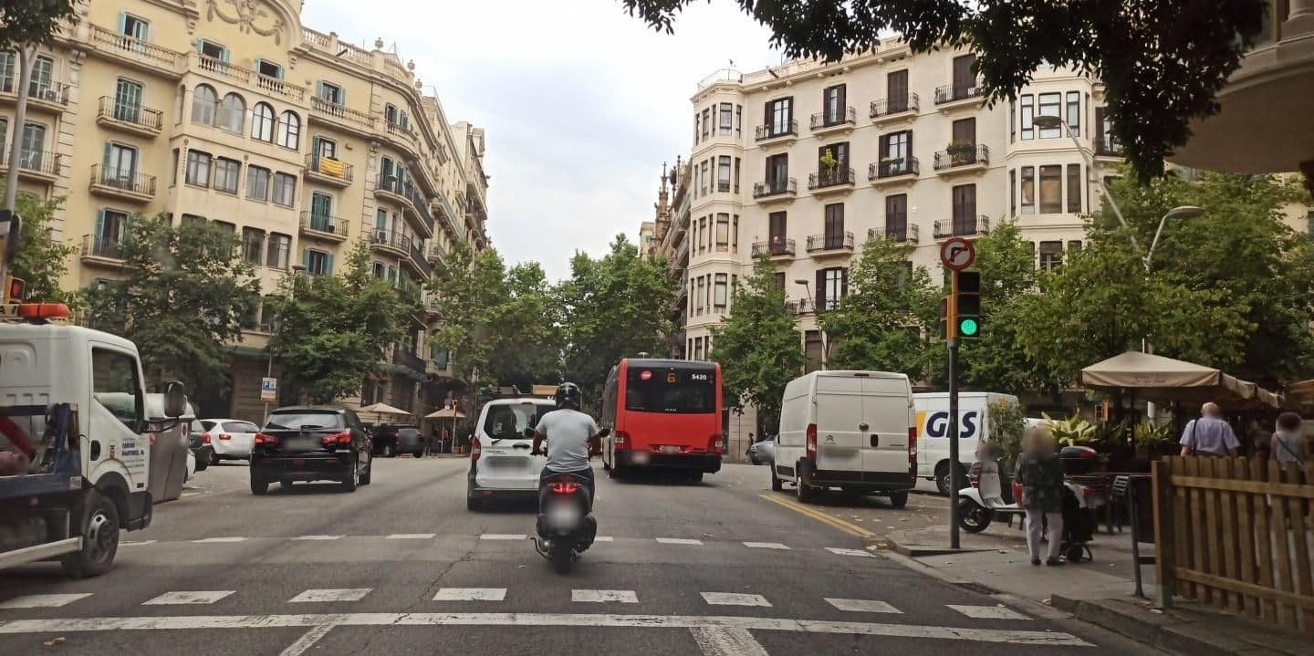 Street view near 프렌즈하우스, Dreta de l'Eixample — © yopaseopor (CC BY-SA · Mapillary)