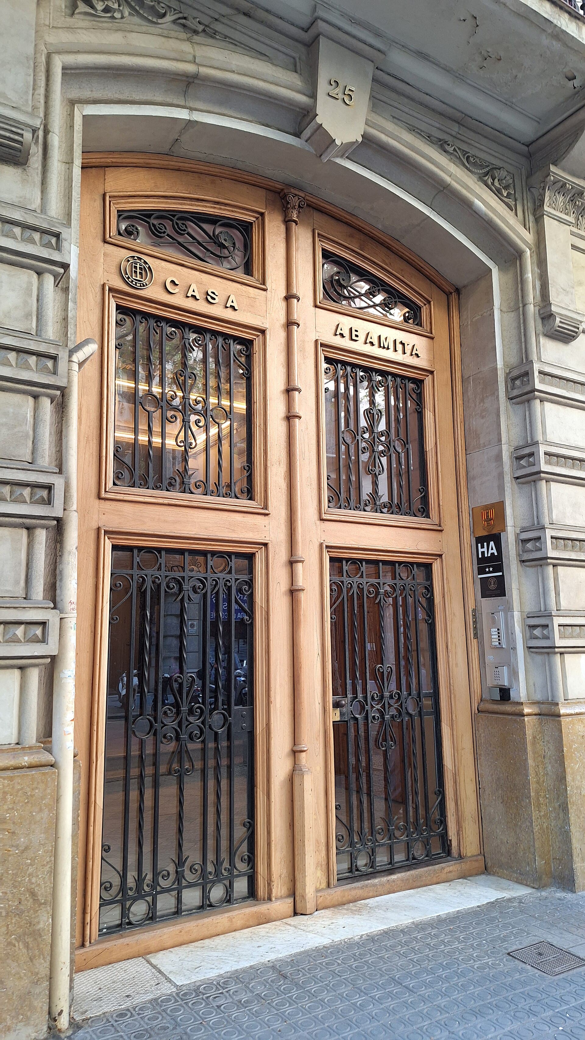 Hotel Apartament ABAMITA MAYERLING (via Wikimedia Commons, CC BY-SA 3.0)
