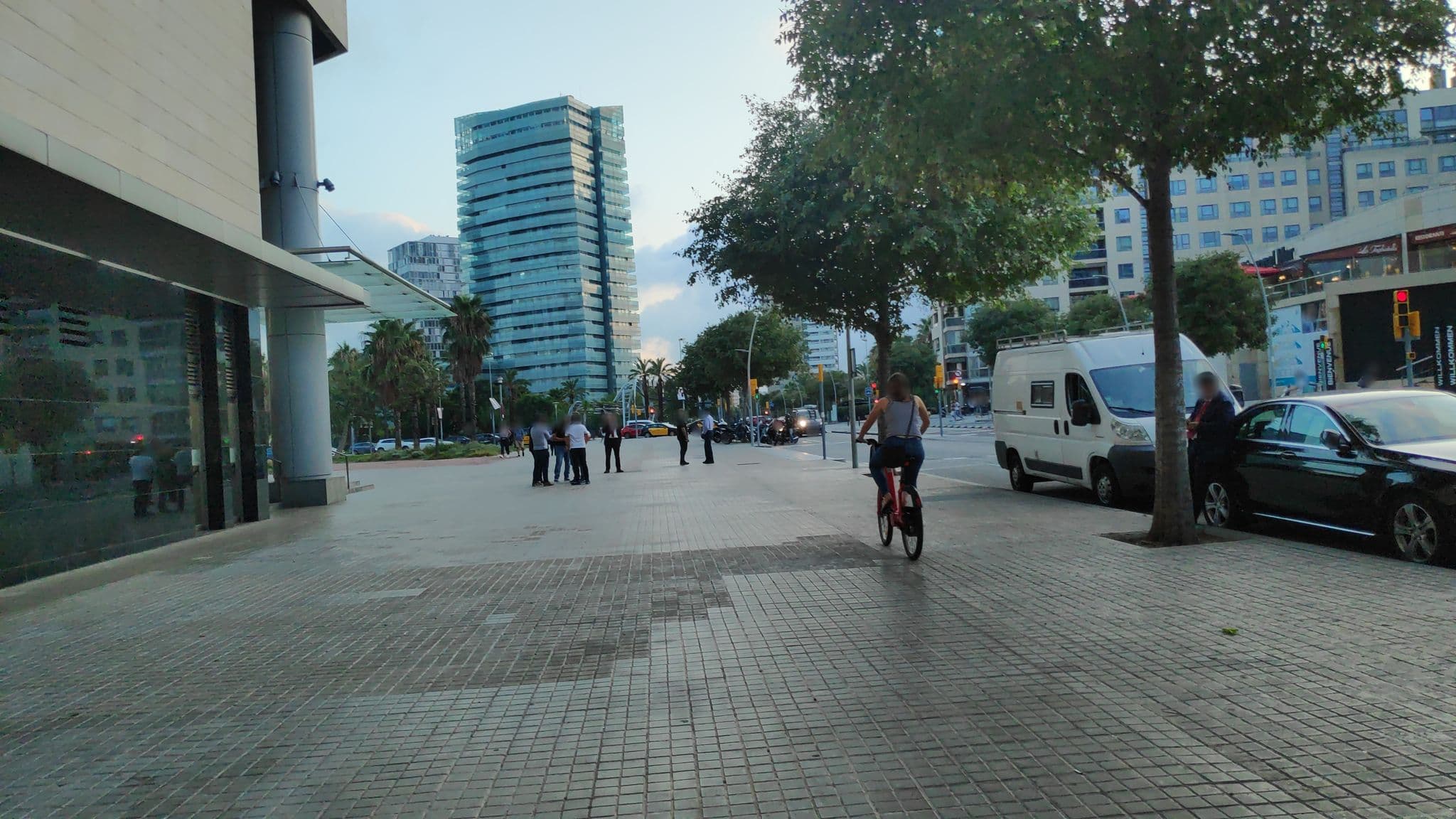 Street view near Piscina del Hilton Diagonal Mar, Diagonal Mar — © albertandaluz (CC BY-SA · Mapillary)