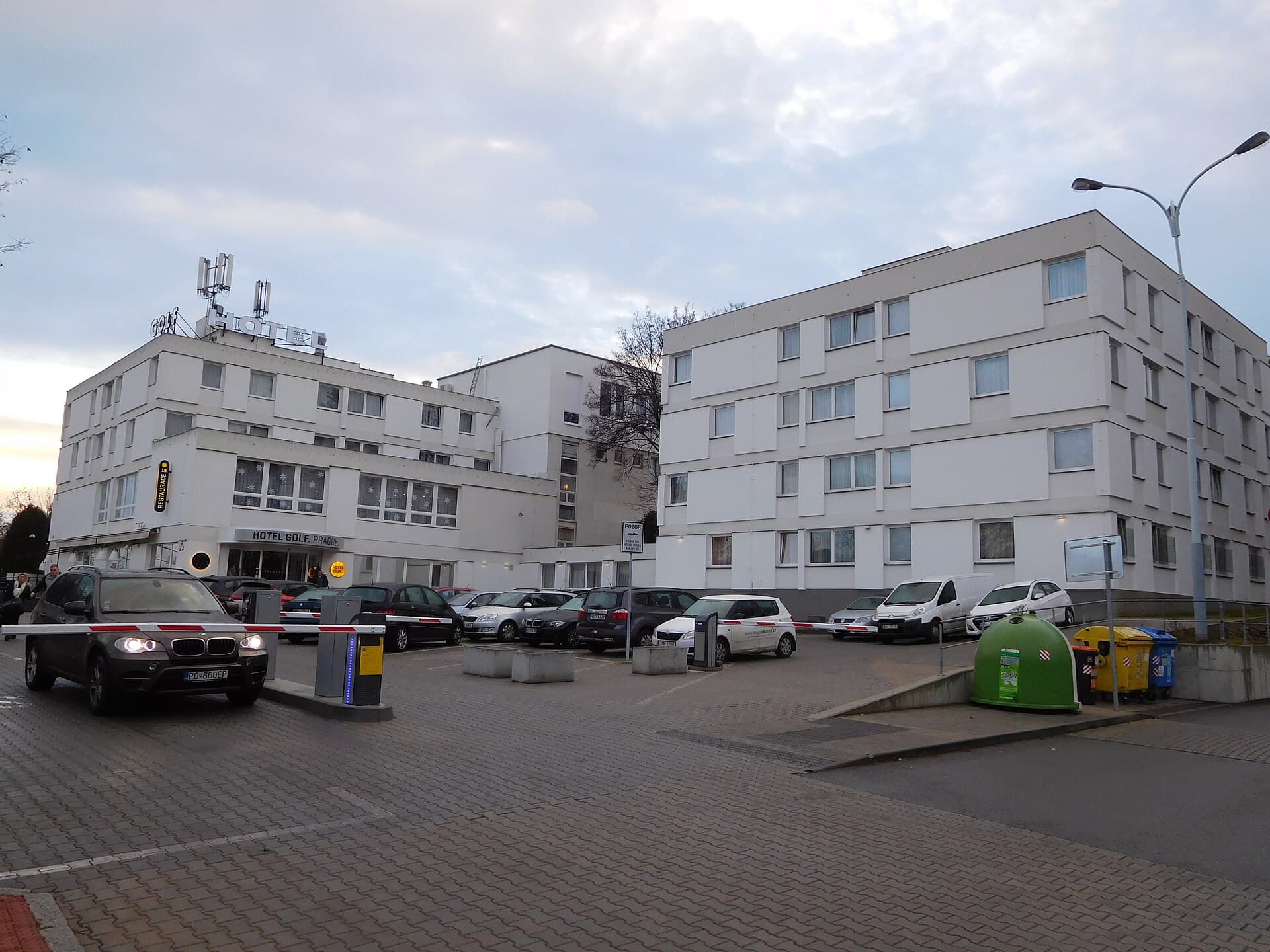 Hotel Golf (via Wikimedia Commons, CC BY-SA 3.0)