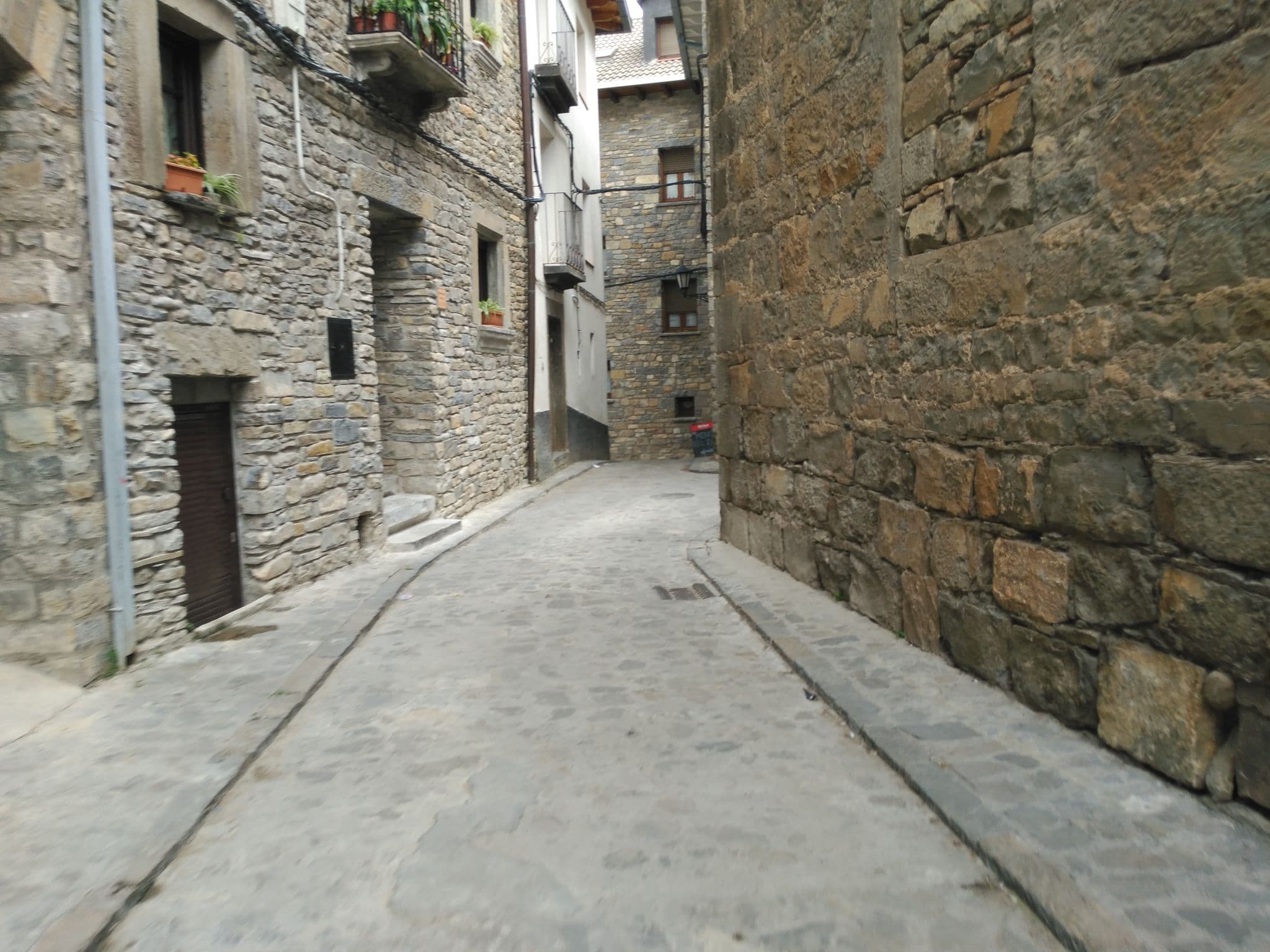 Street view near Casa Coronel, Aínsa — © dgerveno (CC BY-SA · Mapillary)