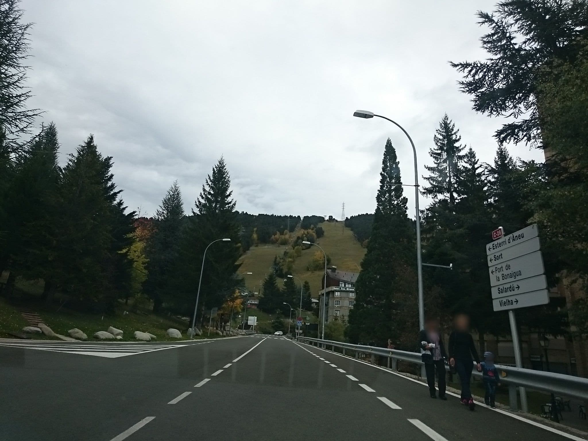 Street view near Apartamentos MultiBaqueira, Vielha — © yopaseopor (CC BY-SA · Mapillary)