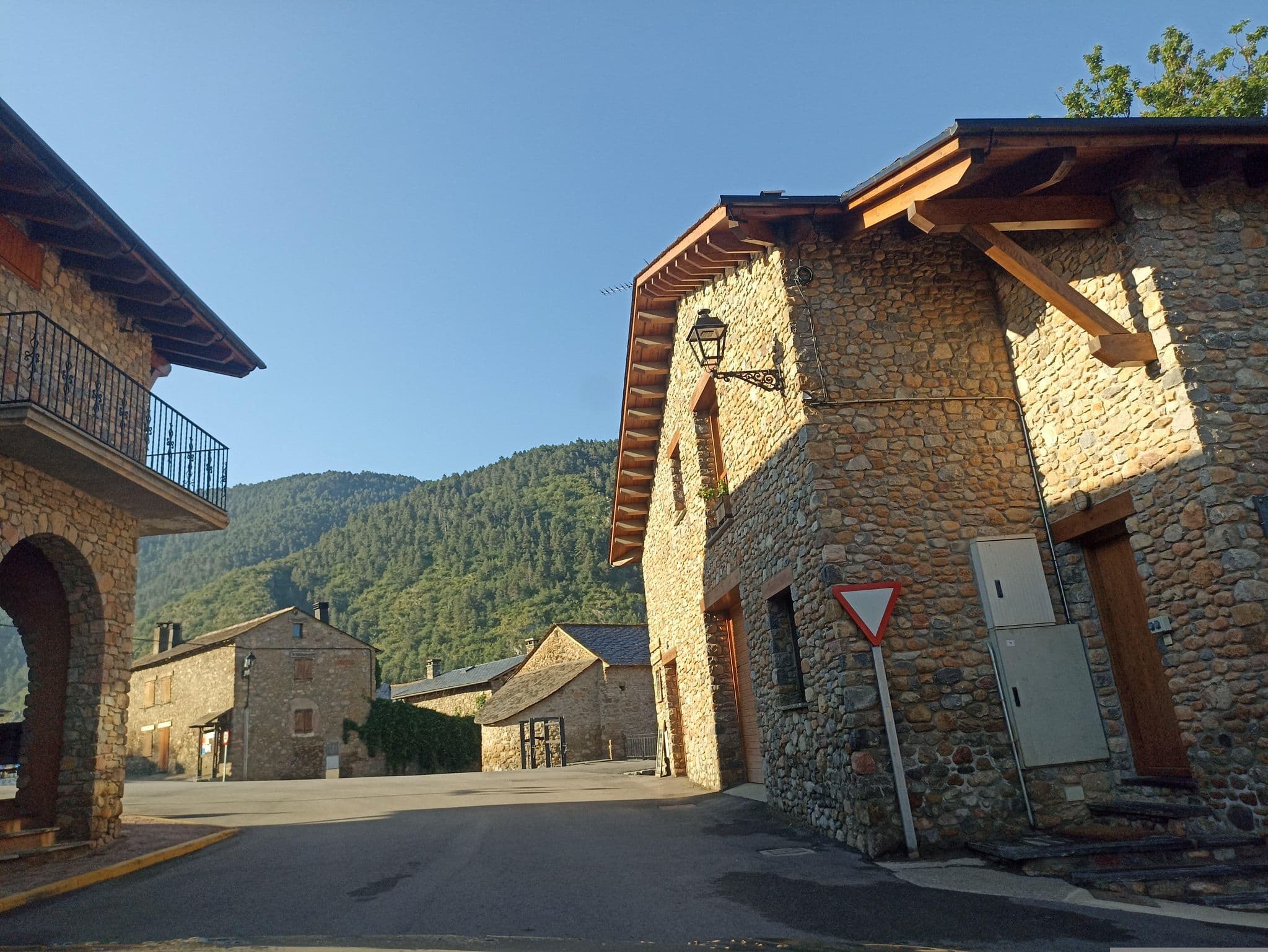 Street view near Petit Hotel De Riu, Bellver de Cerdanya — © toniserra (CC BY-SA · Mapillary)