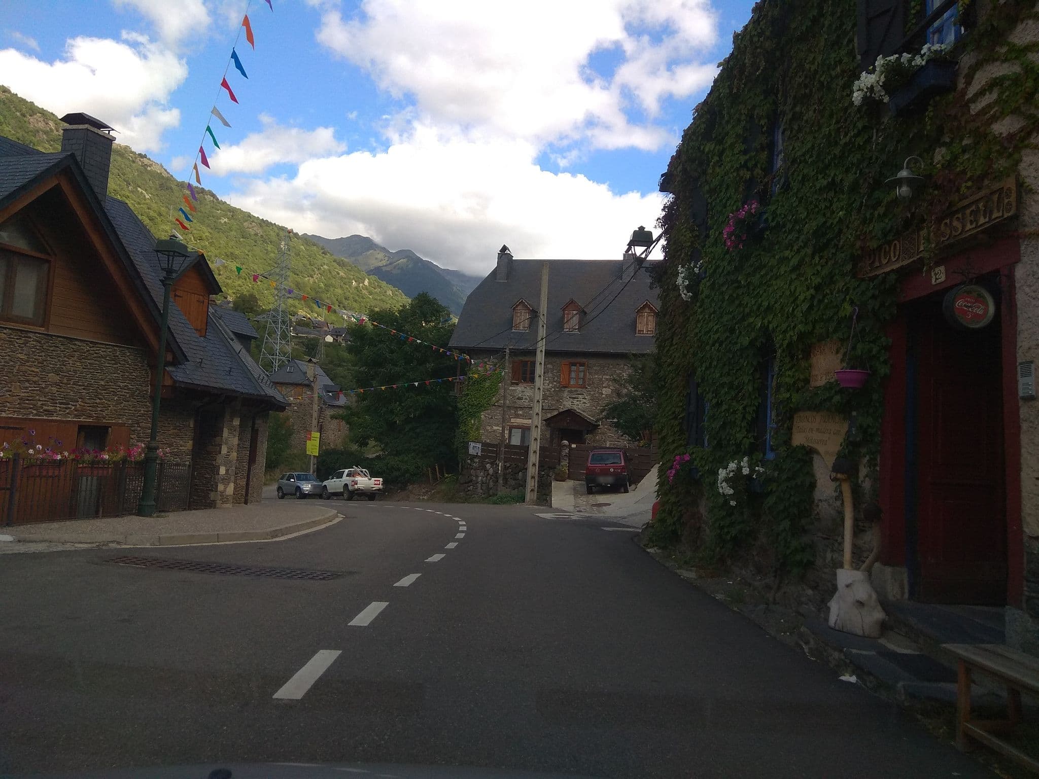 Street view near Pico Russell, Vielha — © familiapicarol (CC BY-SA · Mapillary)