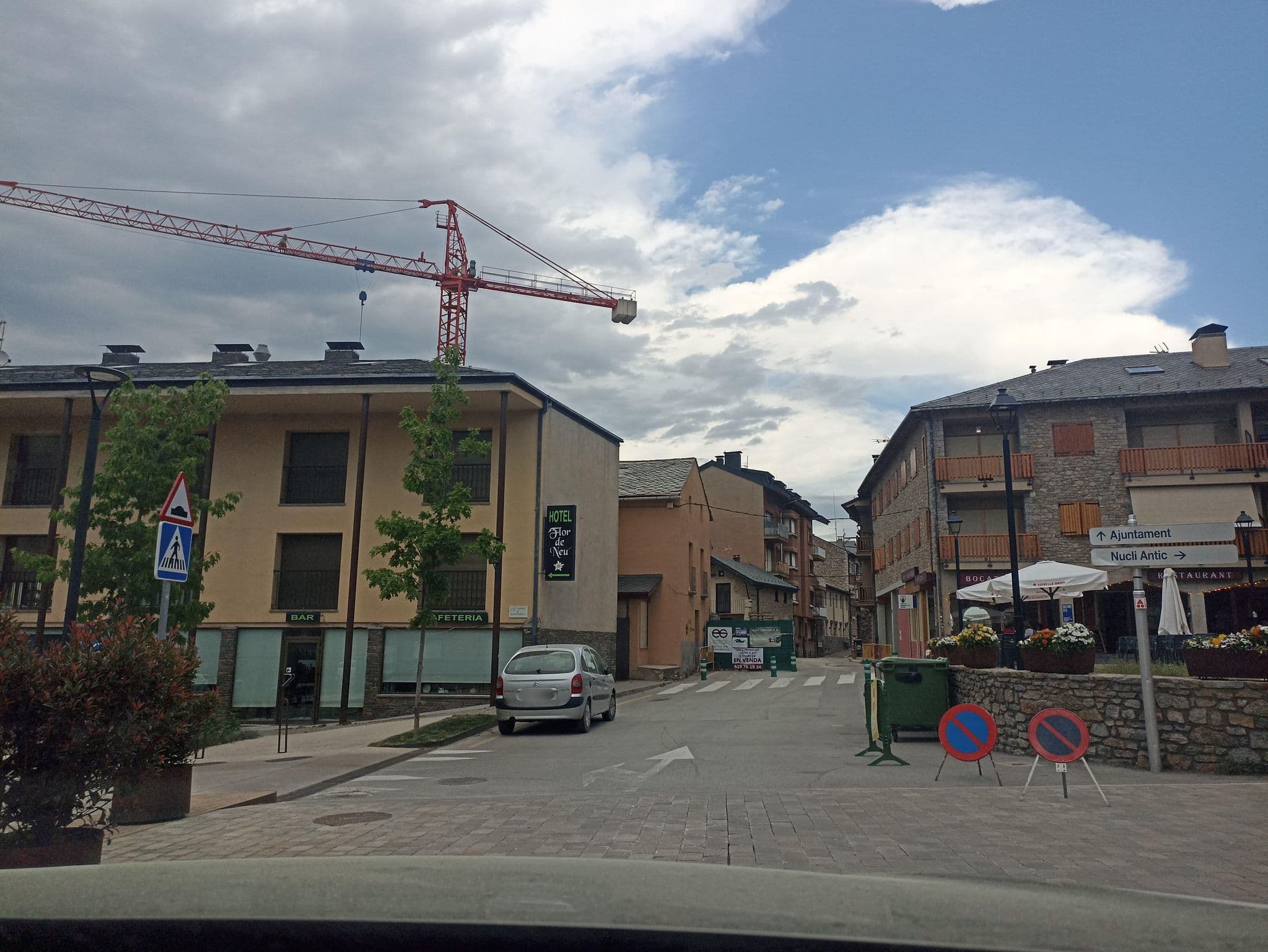 Street view near Hotel Flor de Neu, Puigcerdà — © toniserra (CC BY-SA · Mapillary)