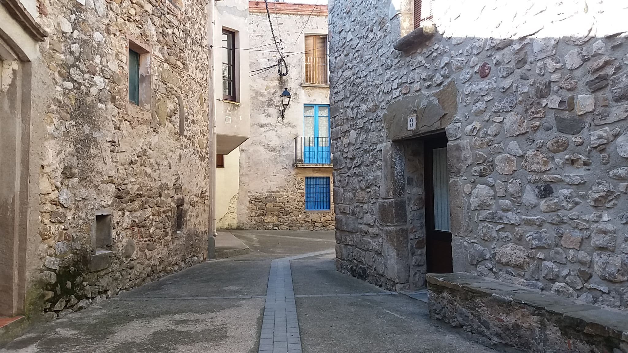 Street view near Casa Rural Can Martinot, Besalú — © lanxana (CC BY-SA · Mapillary)