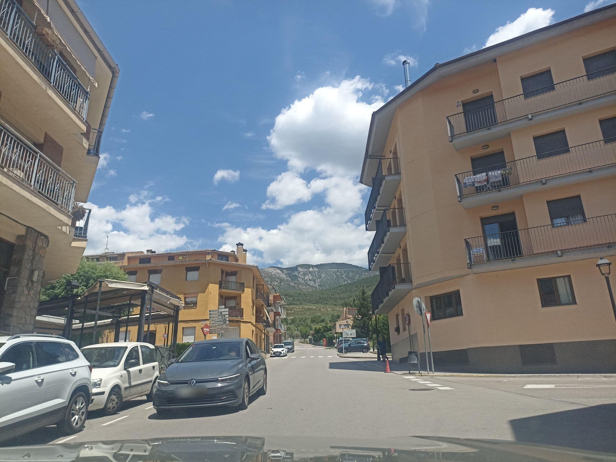 Street view near Hotel Niu Descans, Bagà — © toniserra (CC BY-SA · Mapillary)