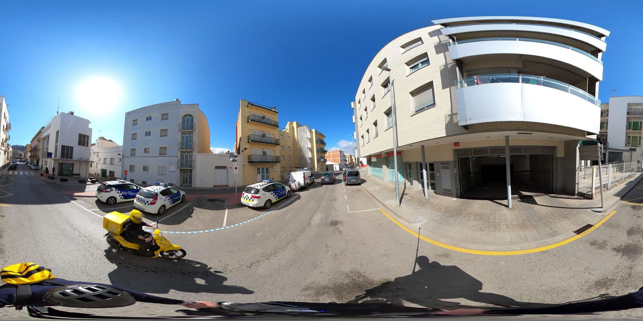 Street view near Apartments Roses Centre, Roses — © geovelo (CC BY-SA · Mapillary)