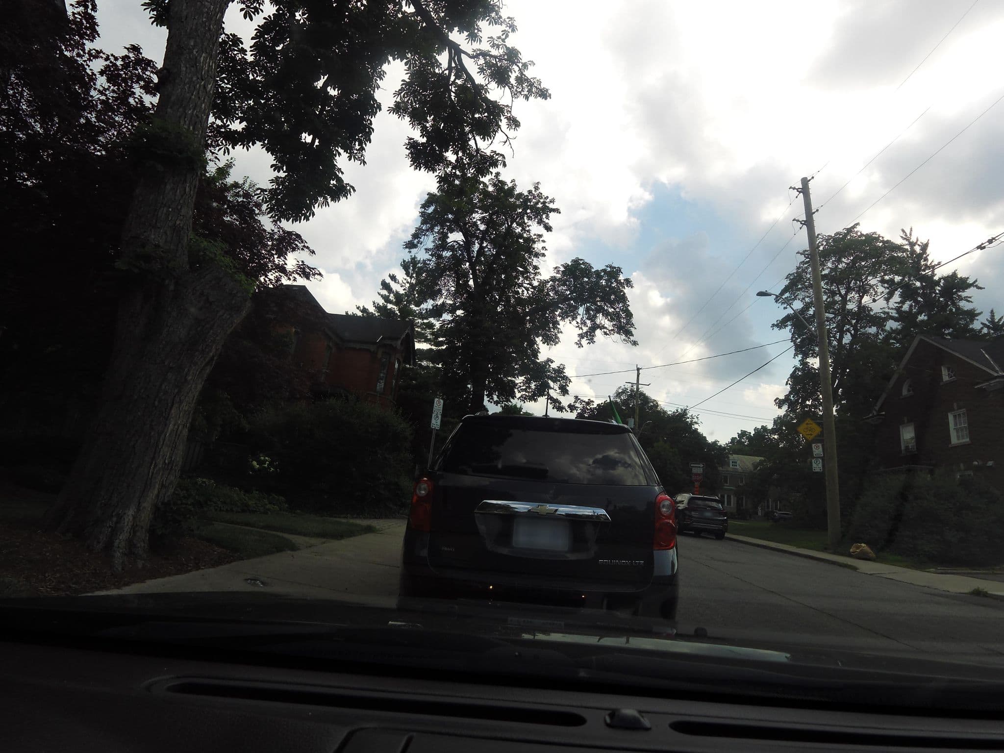Street view near Ivy Manor, Hamilton — © kevo (CC BY-SA · Mapillary)