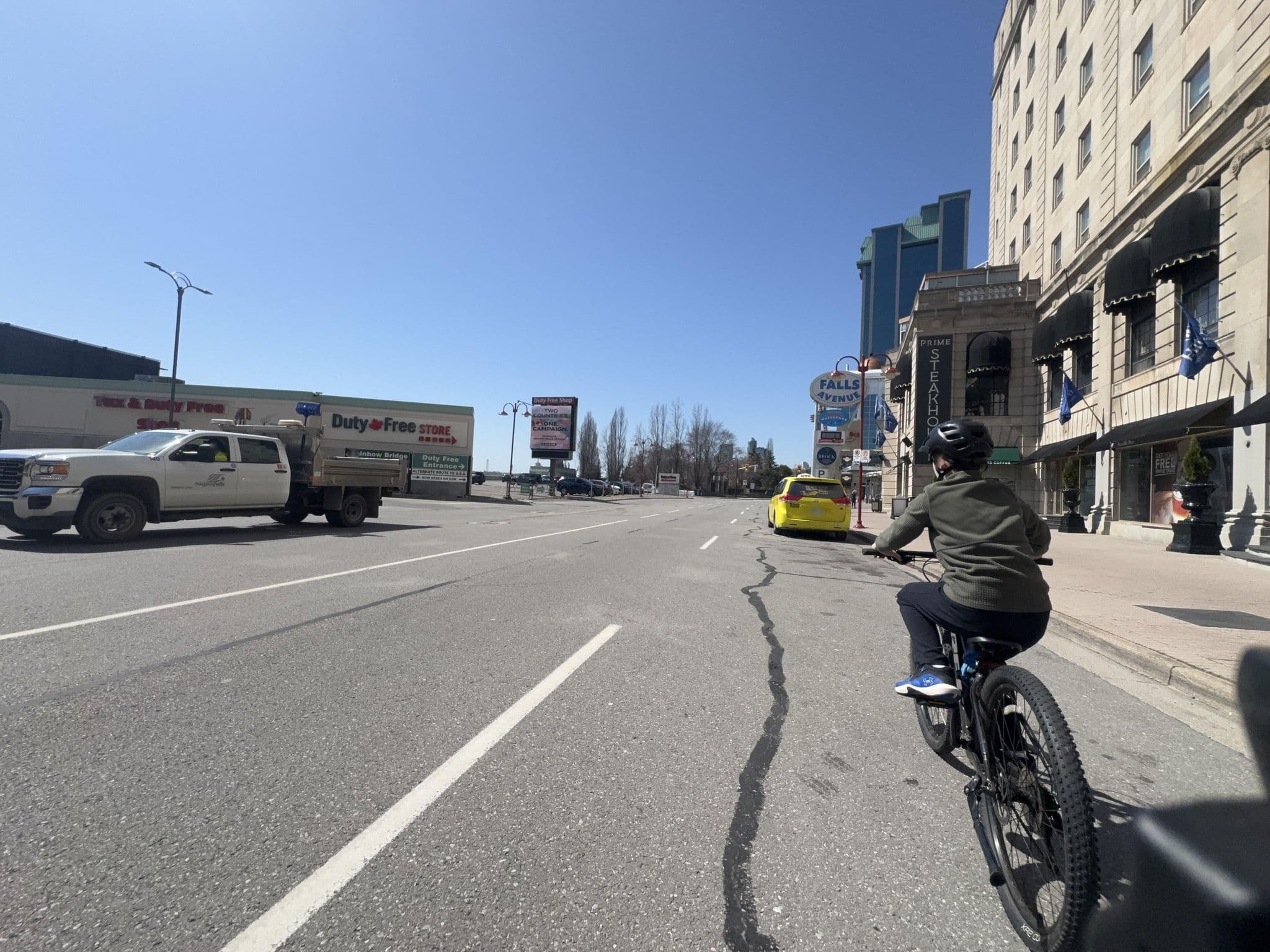 Street view near Falls Avenue Resort, Niagara Falls — © Lanka6359 (CC BY-SA · Mapillary)